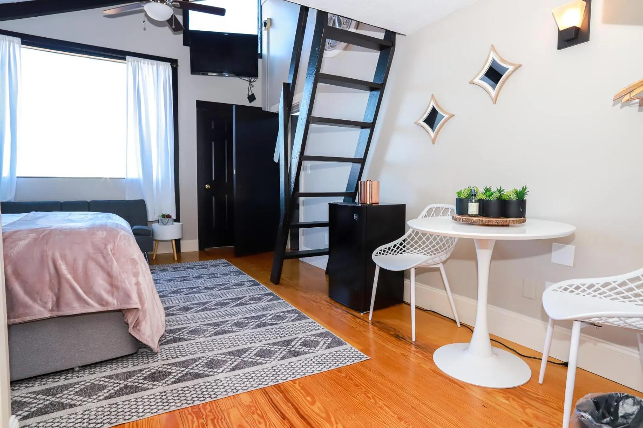 Seating area, Bed in Gunstock Inn & Suites