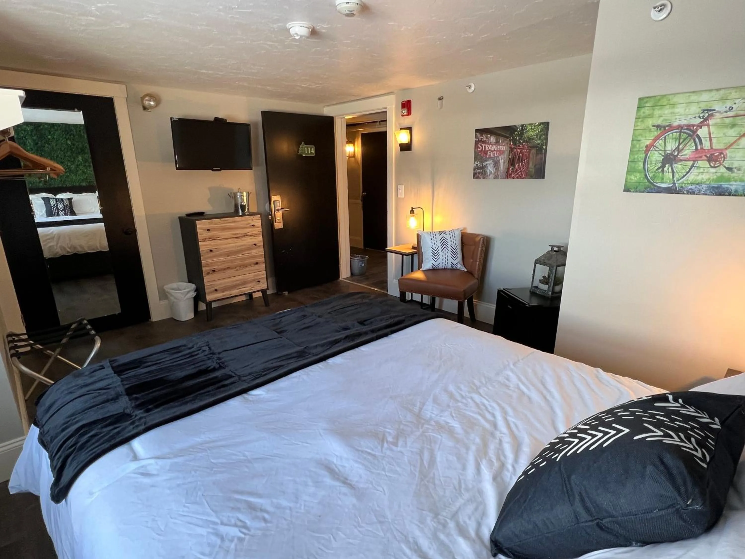 Photo of the whole room, Bed in Gunstock Inn & Suites