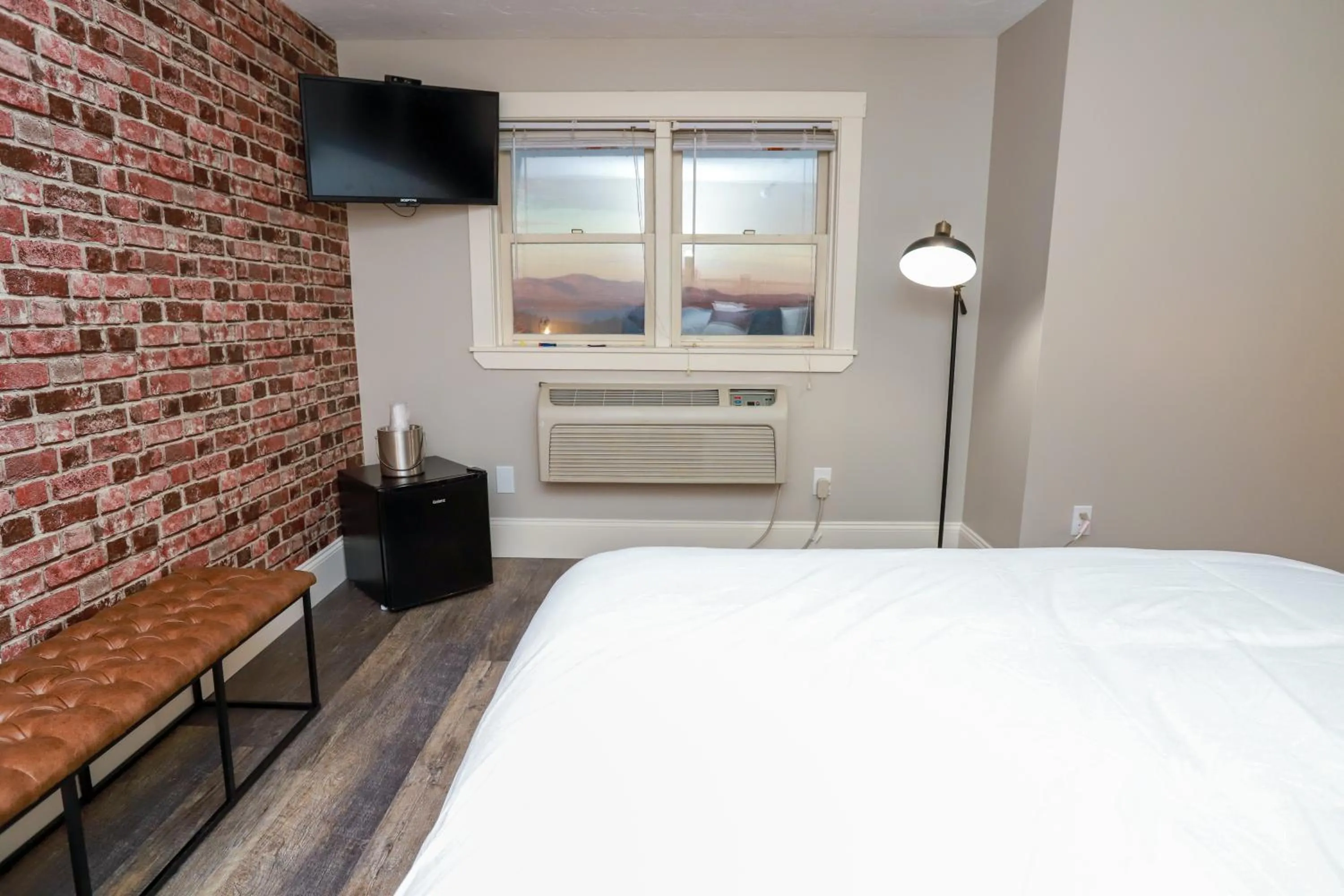 TV and multimedia, Bed in Gunstock Inn & Suites