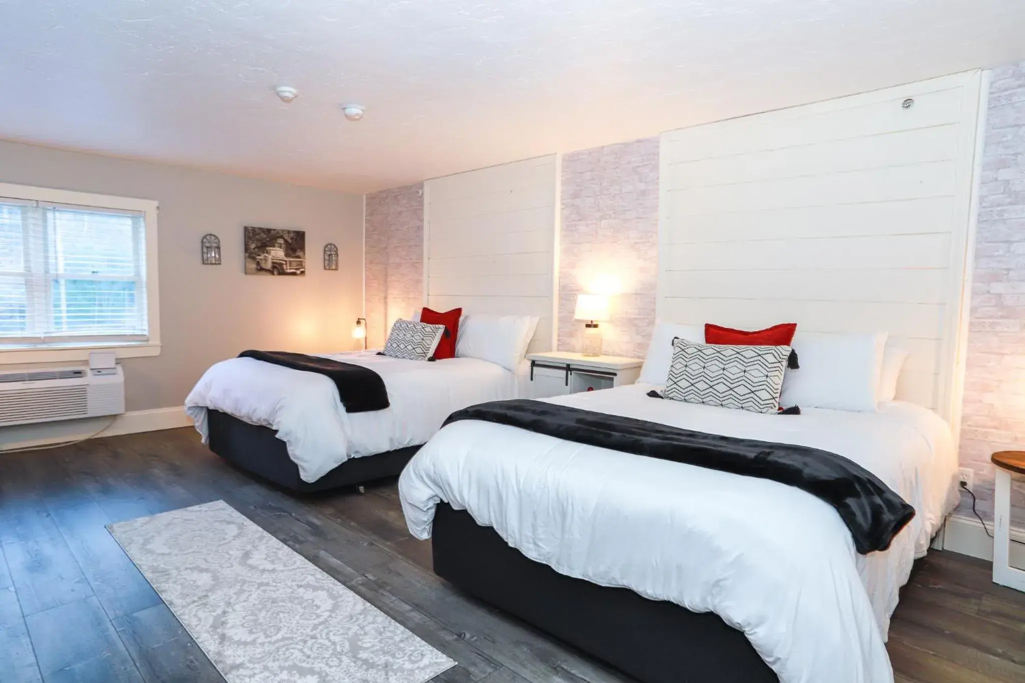 Queen Room with Two Queen Beds in Gunstock Inn & Suites Queen Room with Two Queen Beds in Gunstock Inn & Suites