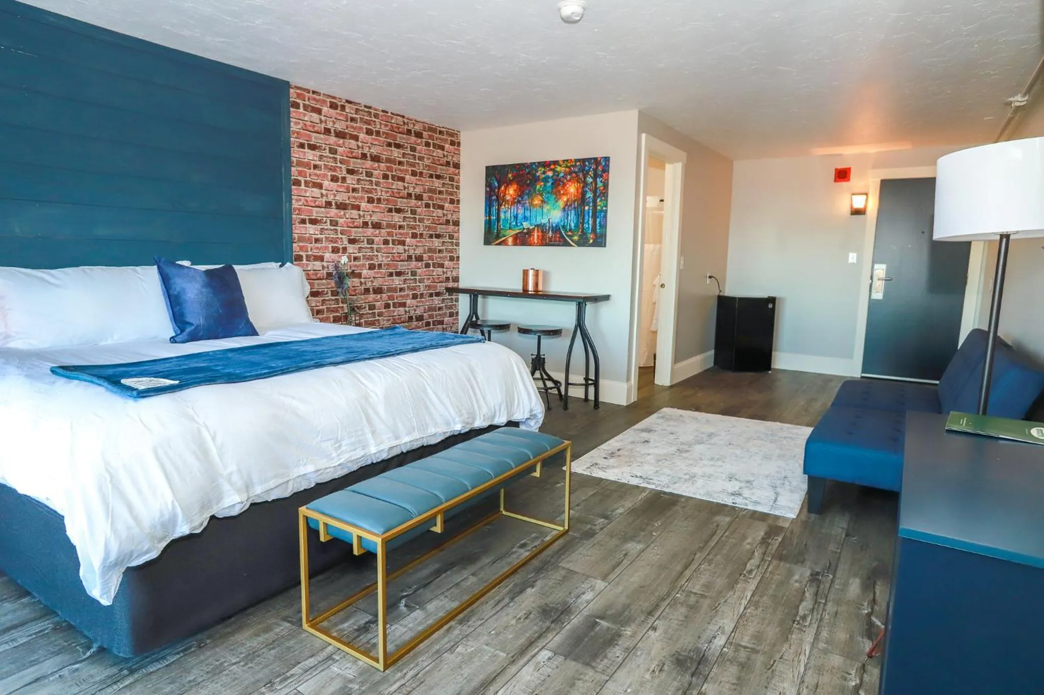 Photo of the whole room, Bed in Gunstock Inn & Suites