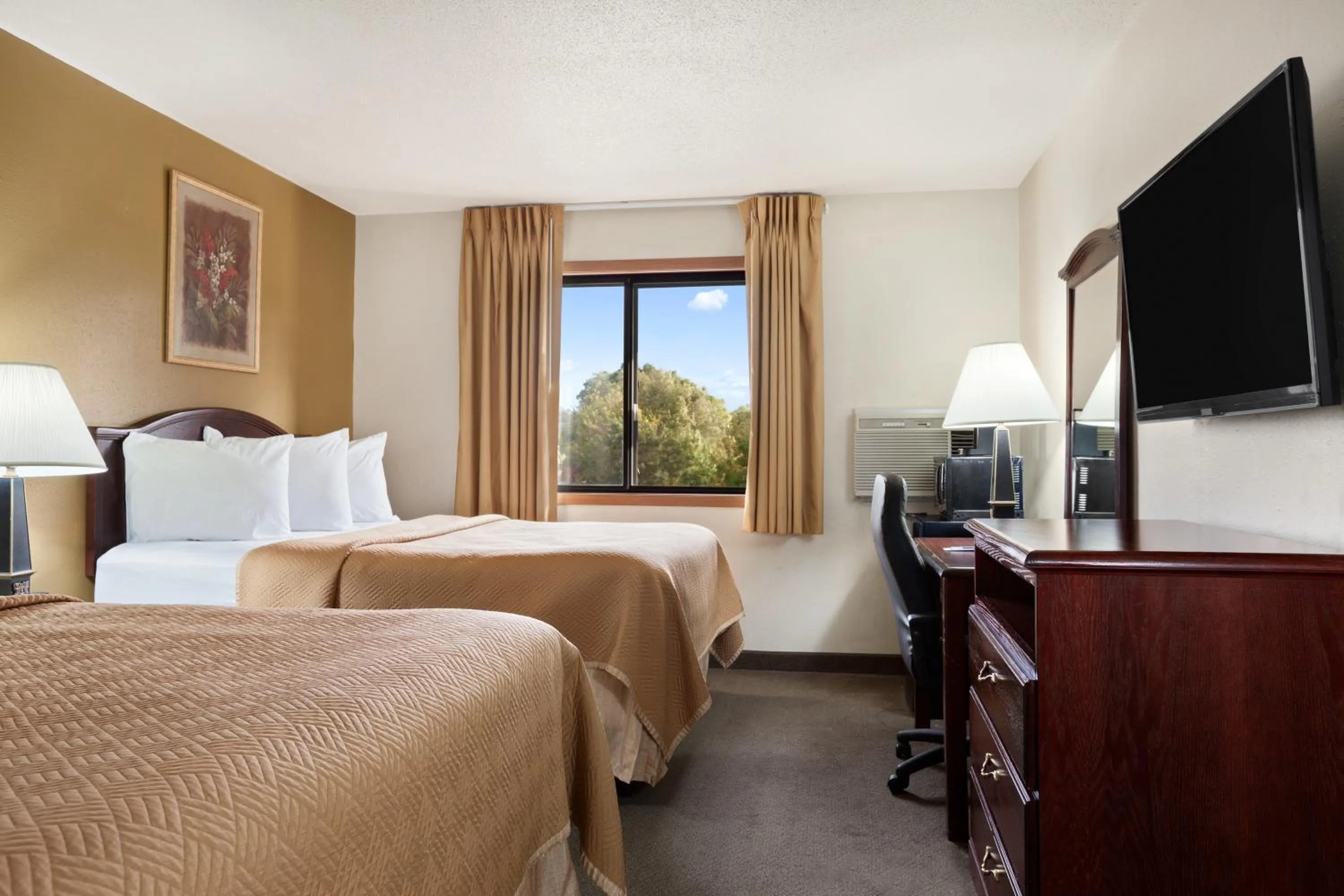 Photo of the whole room, Bed in Travelodge by Wyndham La Porte/Michigan City Area