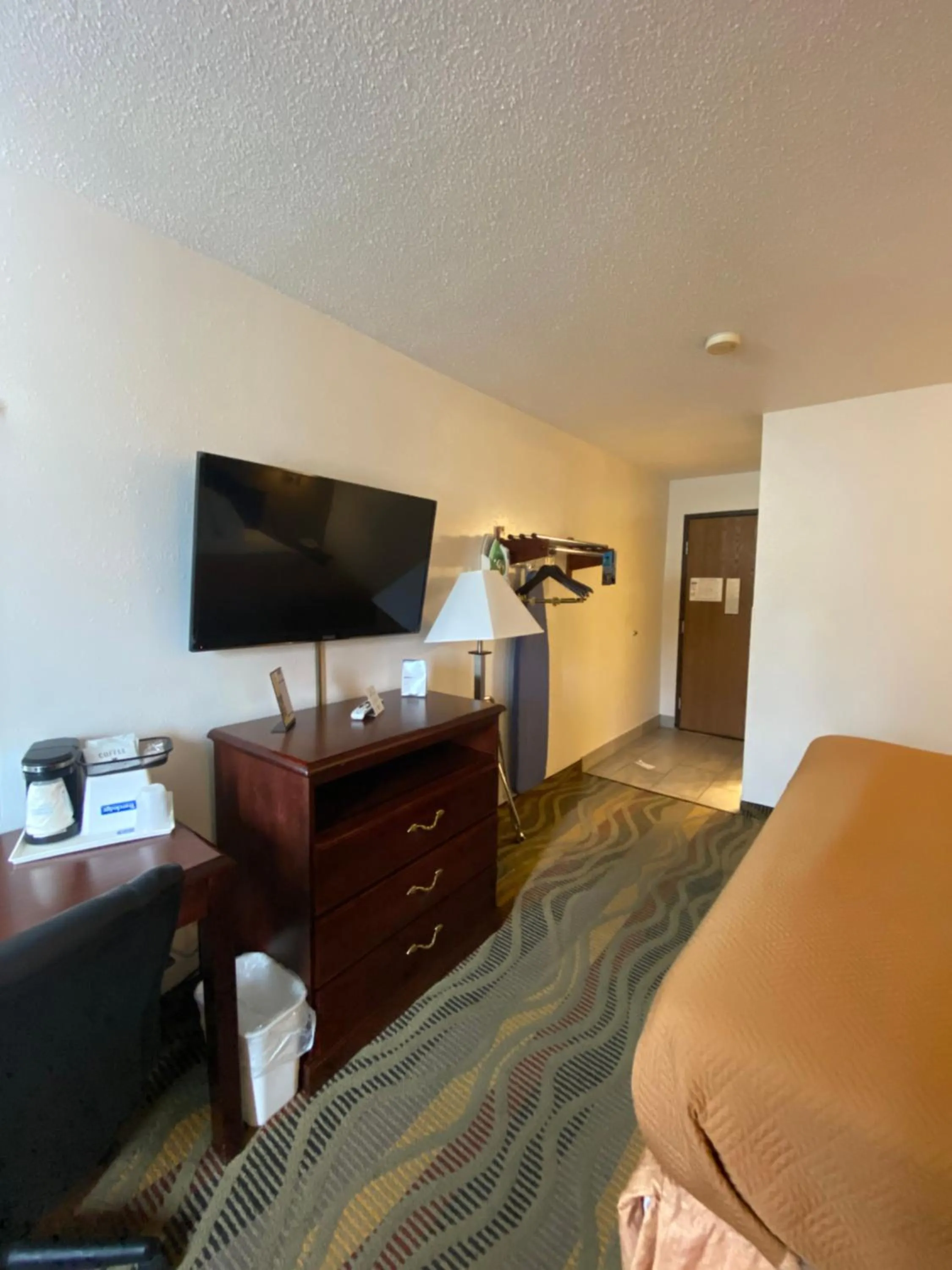 TV and multimedia, Bed in Travelodge by Wyndham La Porte/Michigan City Area