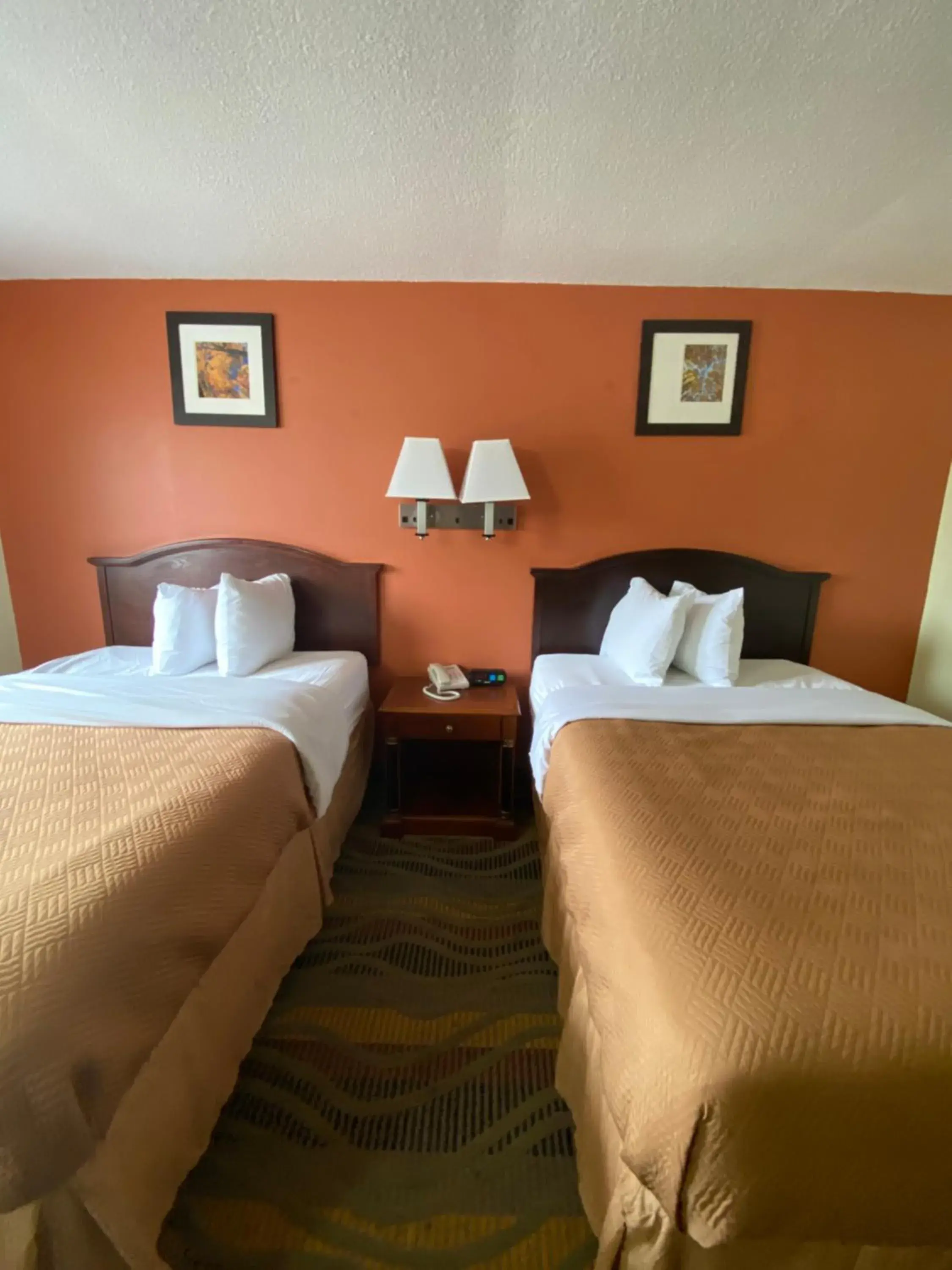 Bed in Travelodge by Wyndham La Porte/Michigan City Area Bed in Travelodge by Wyndham La Porte/Michigan City Area