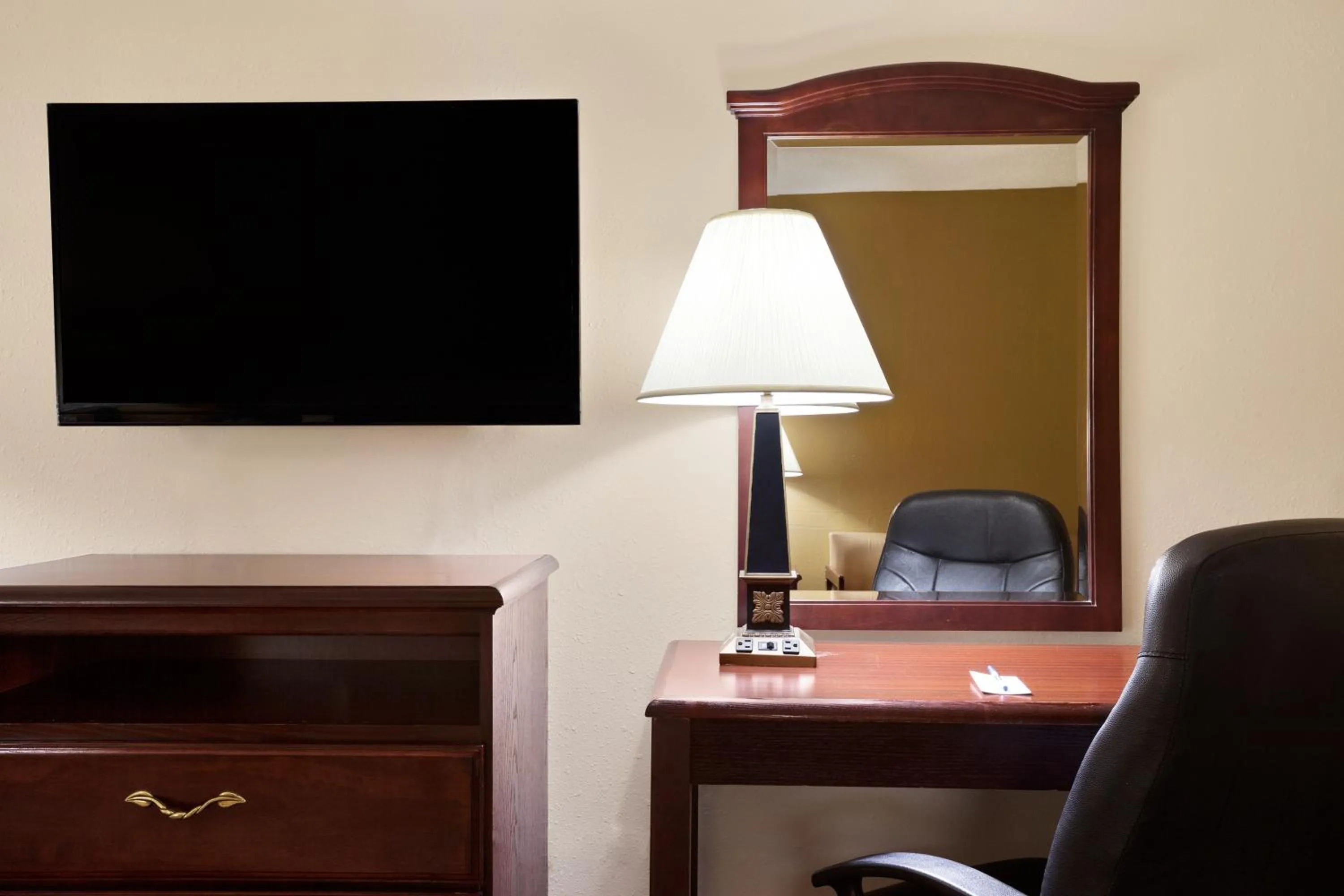 TV and multimedia in Travelodge by Wyndham La Porte/Michigan City Area