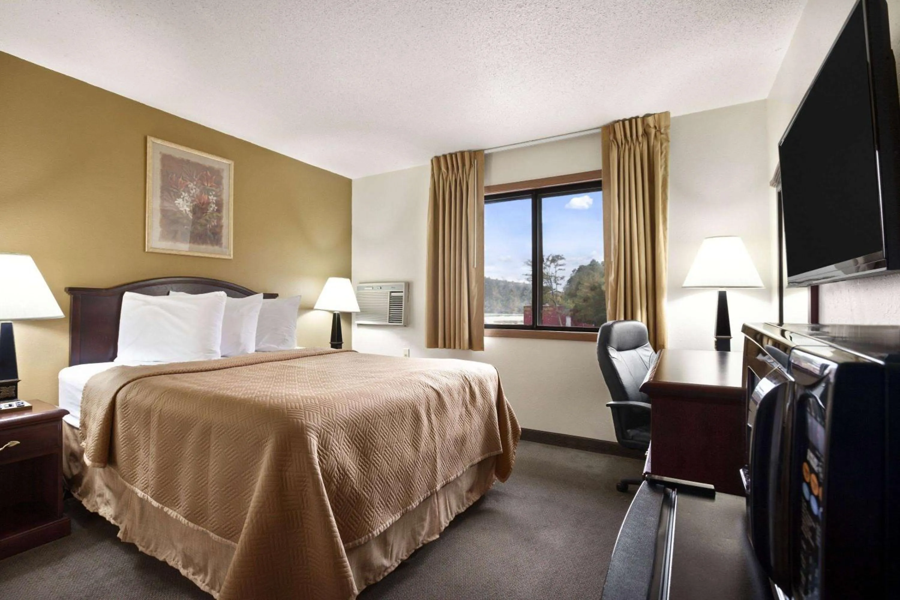 Photo of the whole room, Bed in Travelodge by Wyndham La Porte/Michigan City Area