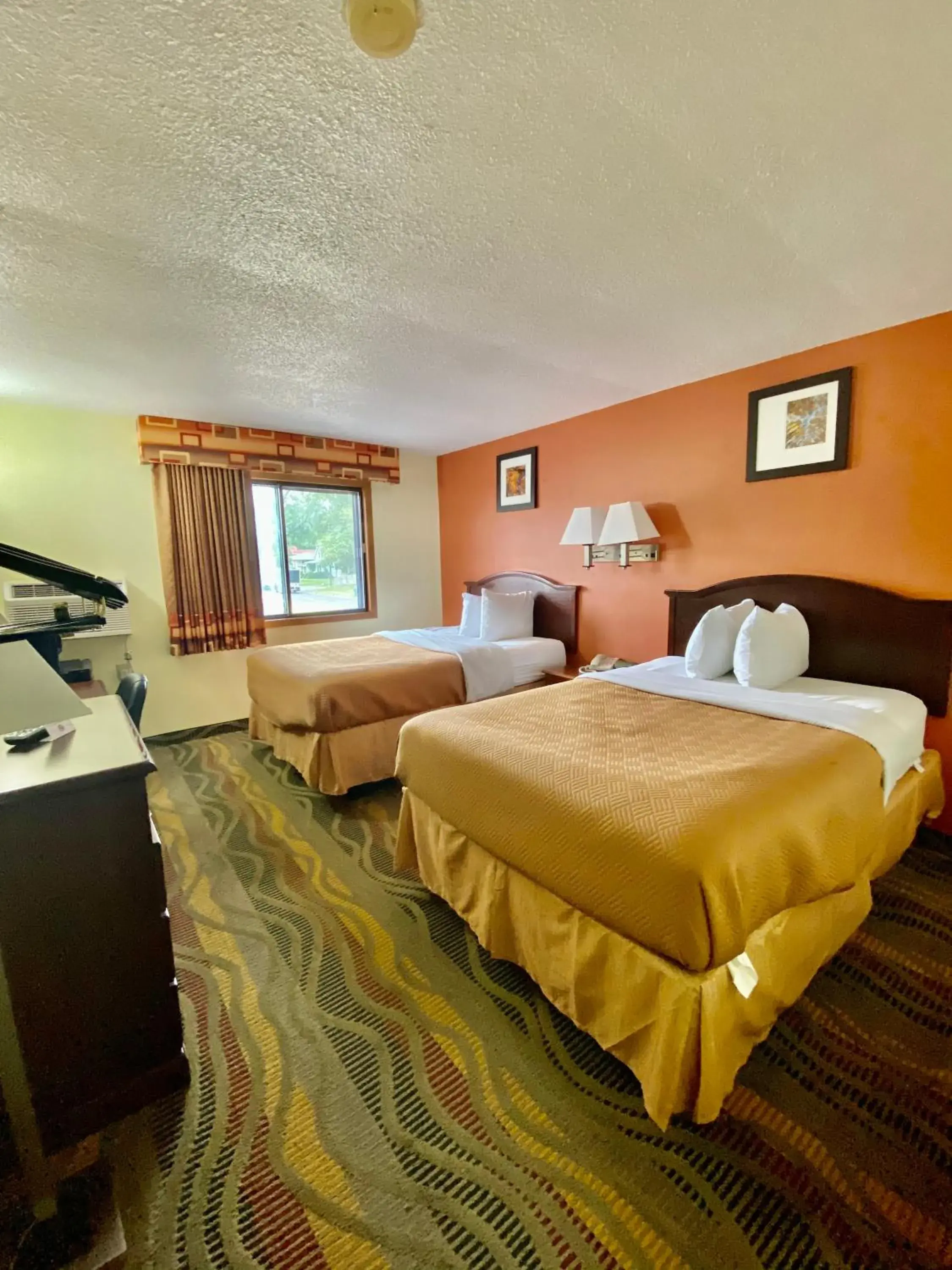 Photo of the whole room, Bed in Travelodge by Wyndham La Porte/Michigan City Area Photo of the whole room, Bed in Travelodge by Wyndham La Porte/Michigan City Area