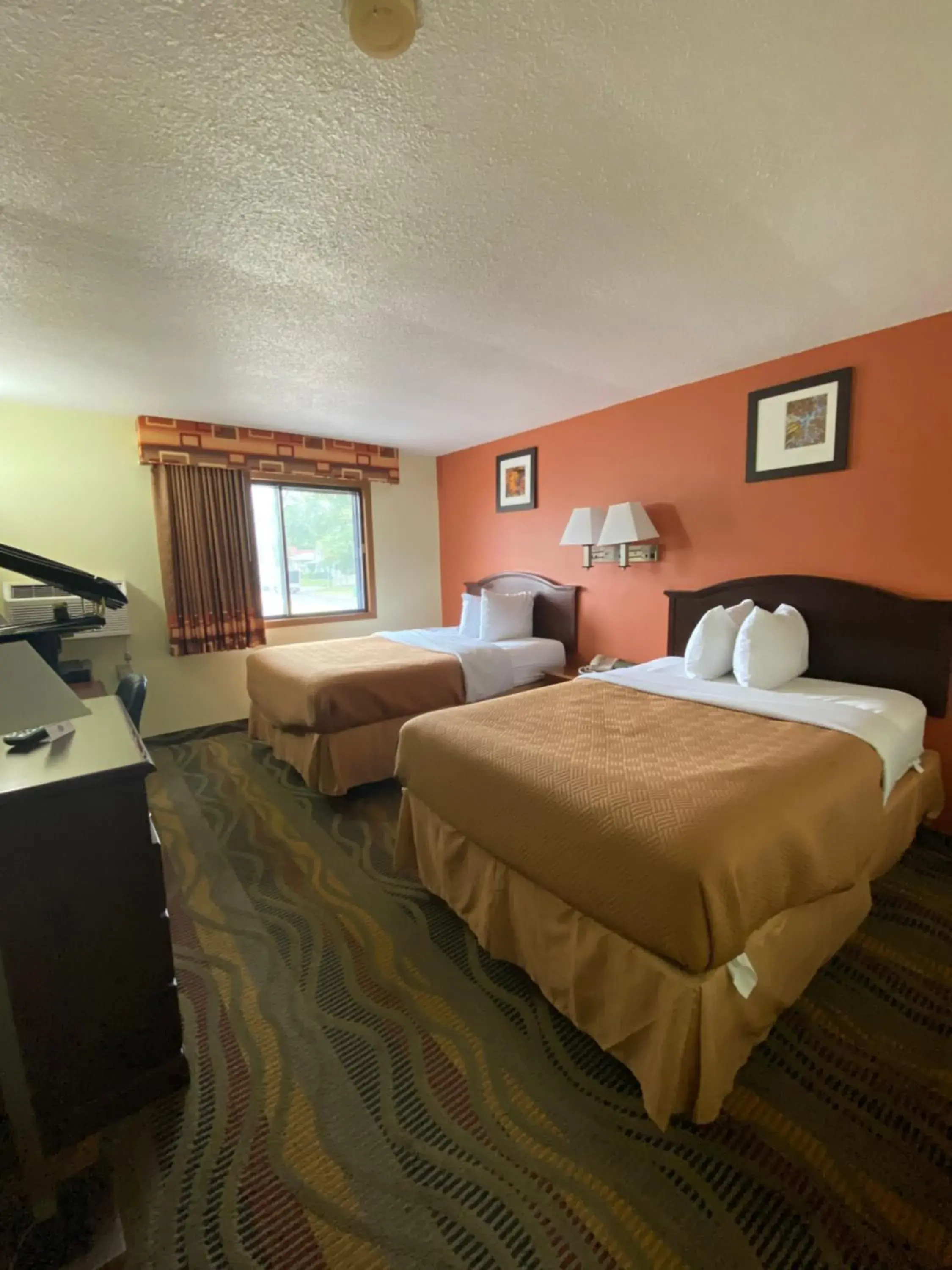 Photo of the whole room, Bed in Travelodge by Wyndham La Porte/Michigan City Area Photo of the whole room, Bed in Travelodge by Wyndham La Porte/Michigan City Area