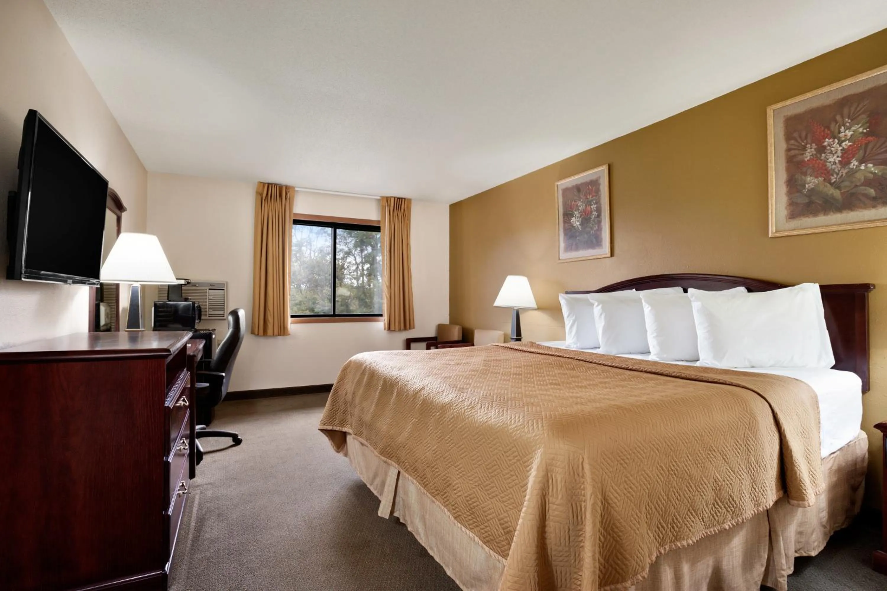 Photo of the whole room, Bed in Travelodge by Wyndham La Porte/Michigan City Area