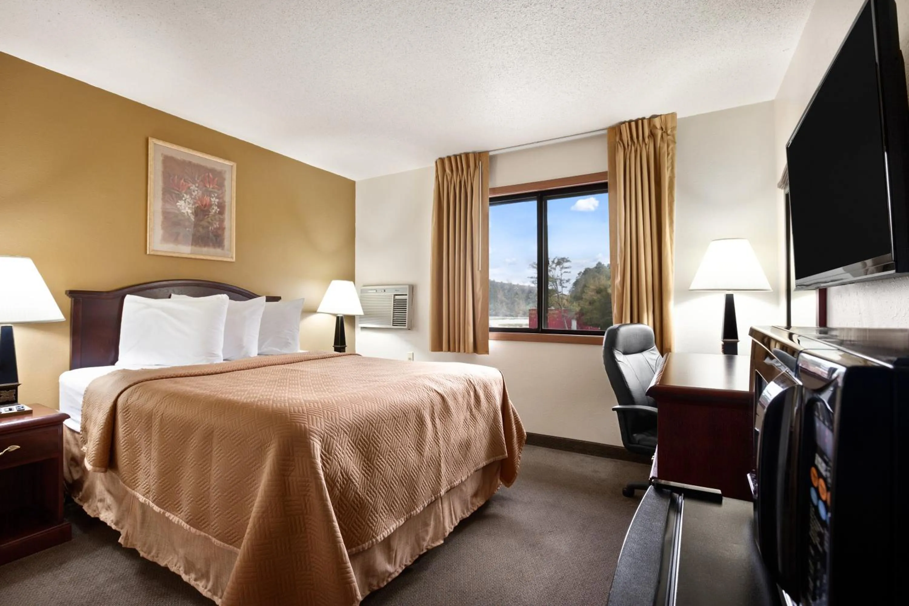 Photo of the whole room, Bed in Travelodge by Wyndham La Porte/Michigan City Area