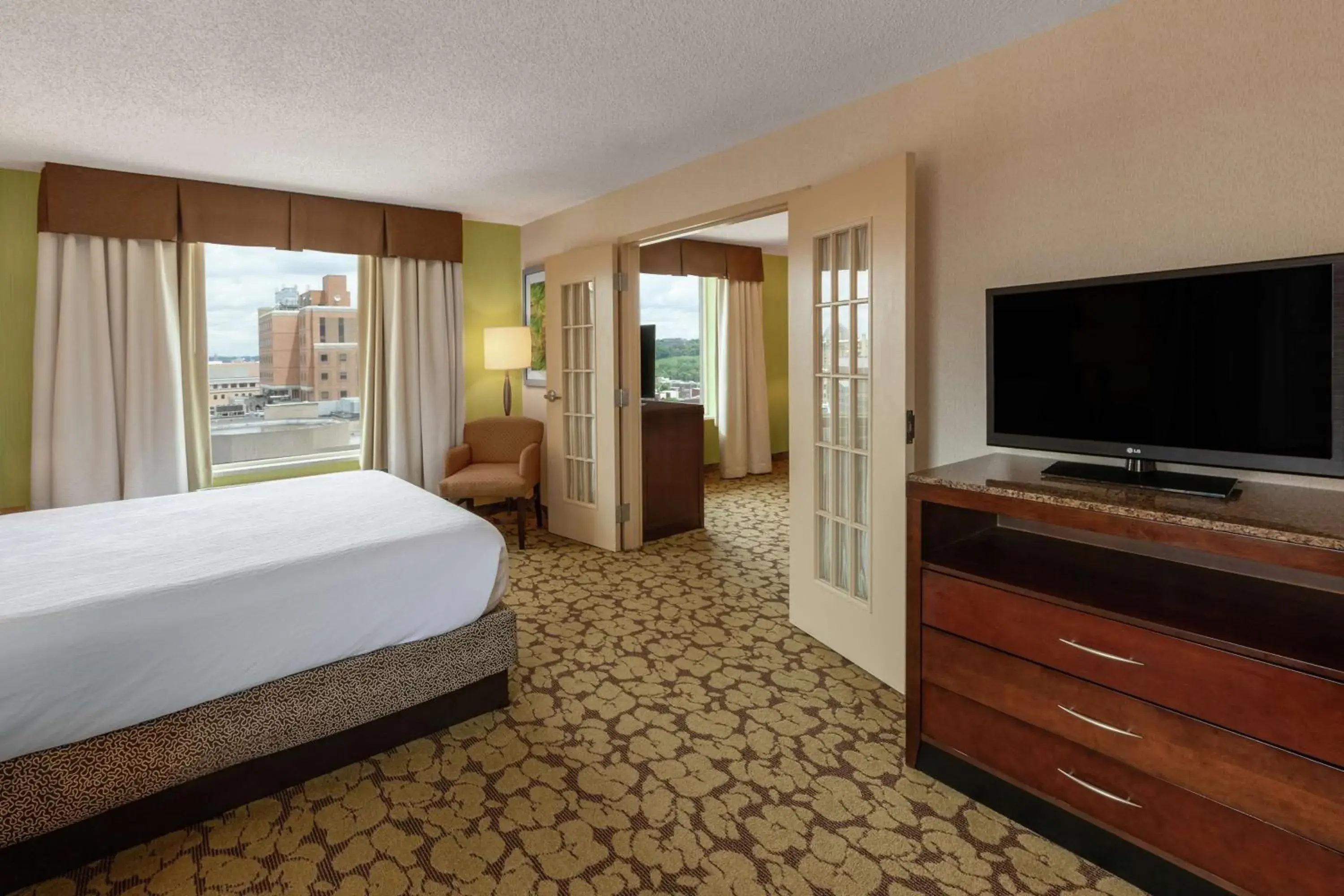 Deluxe King Suite - Disability Access in Hilton Garden Inn Pittsburgh University Place Deluxe King Suite - Disability Access in Hilton Garden Inn Pittsburgh University Place
