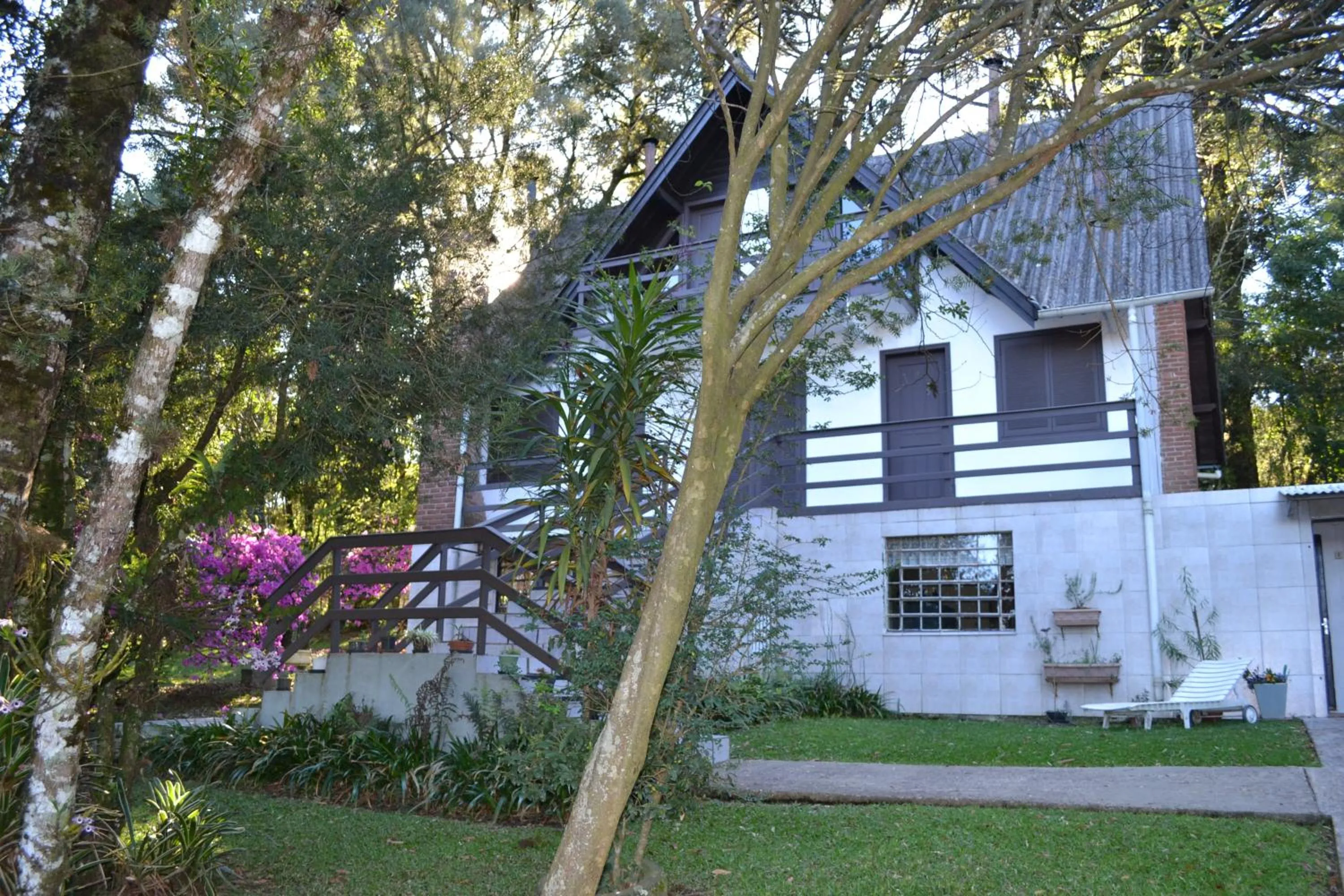 Property building in Hotel Pousada Dos Pinheiros