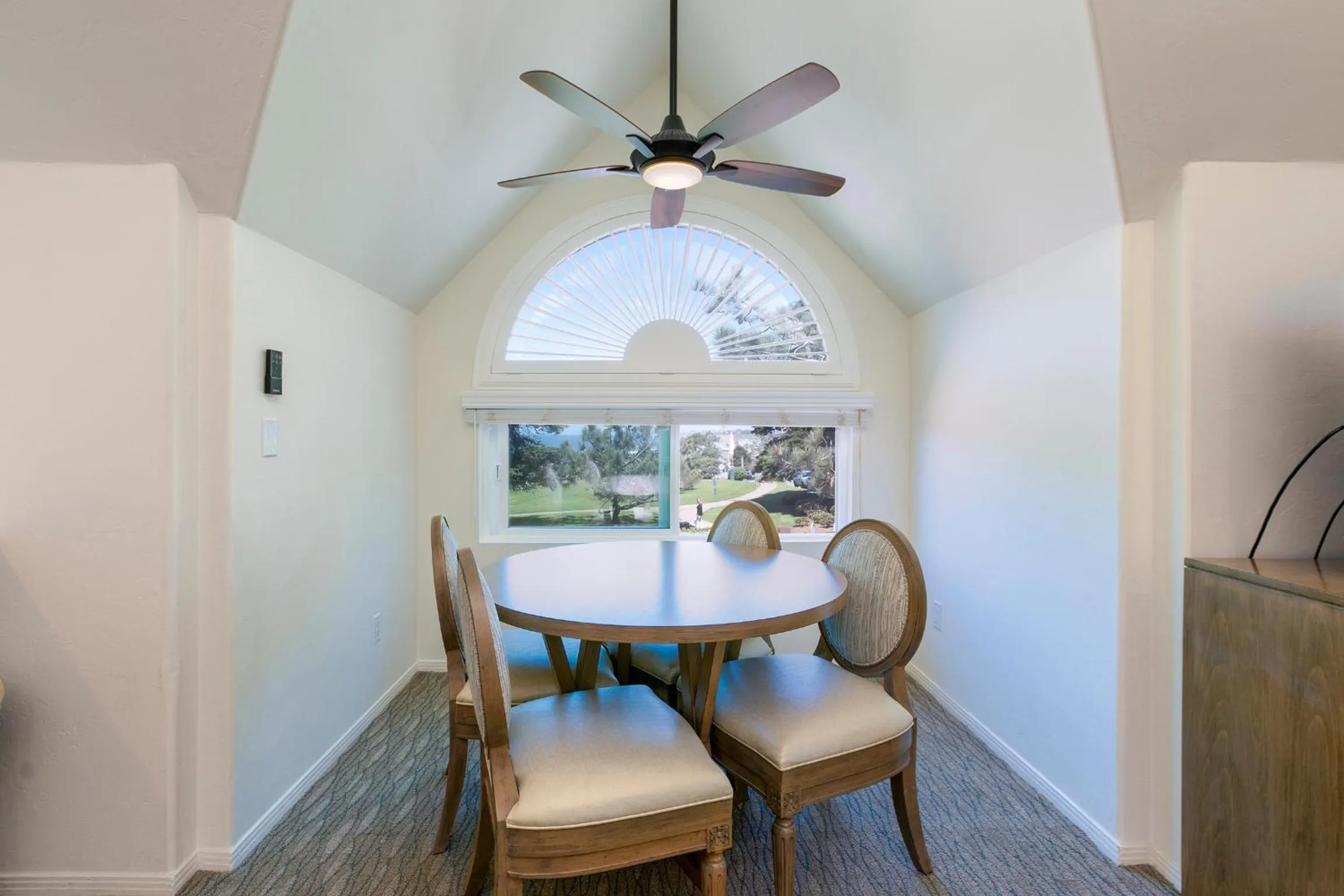 Dining area in Wave Crest Resort