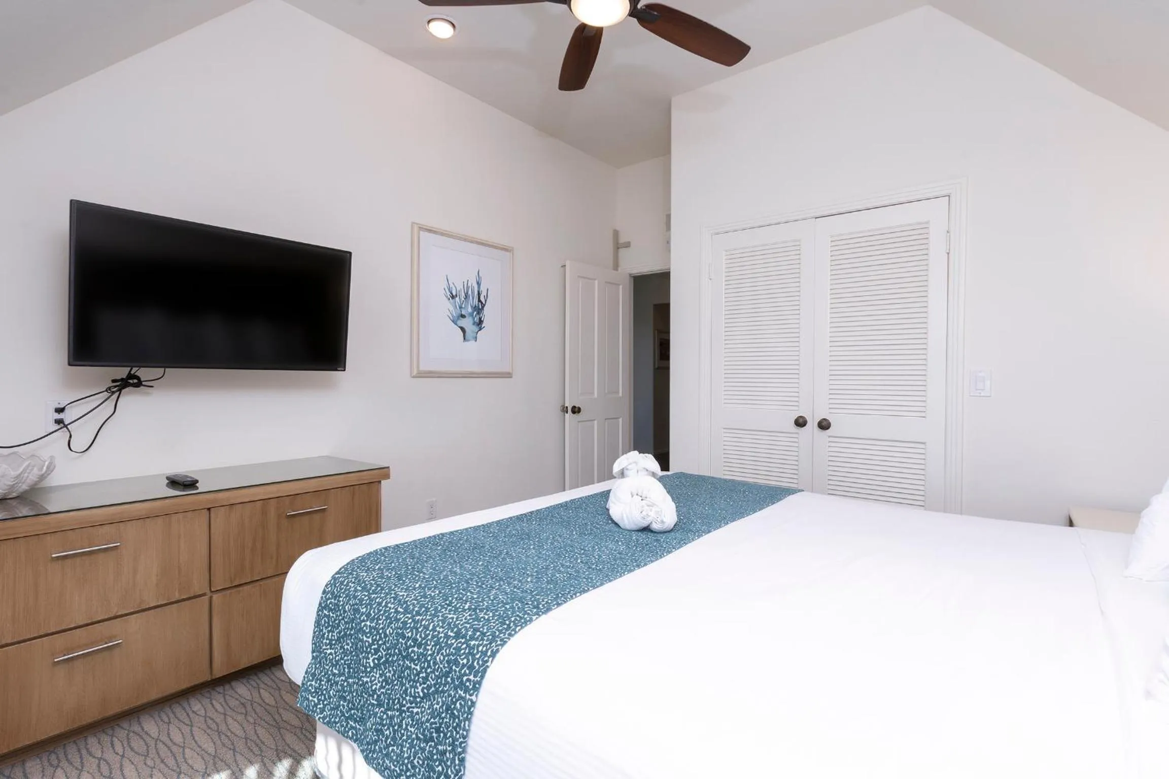 Bedroom, Bed in Wave Crest Resort