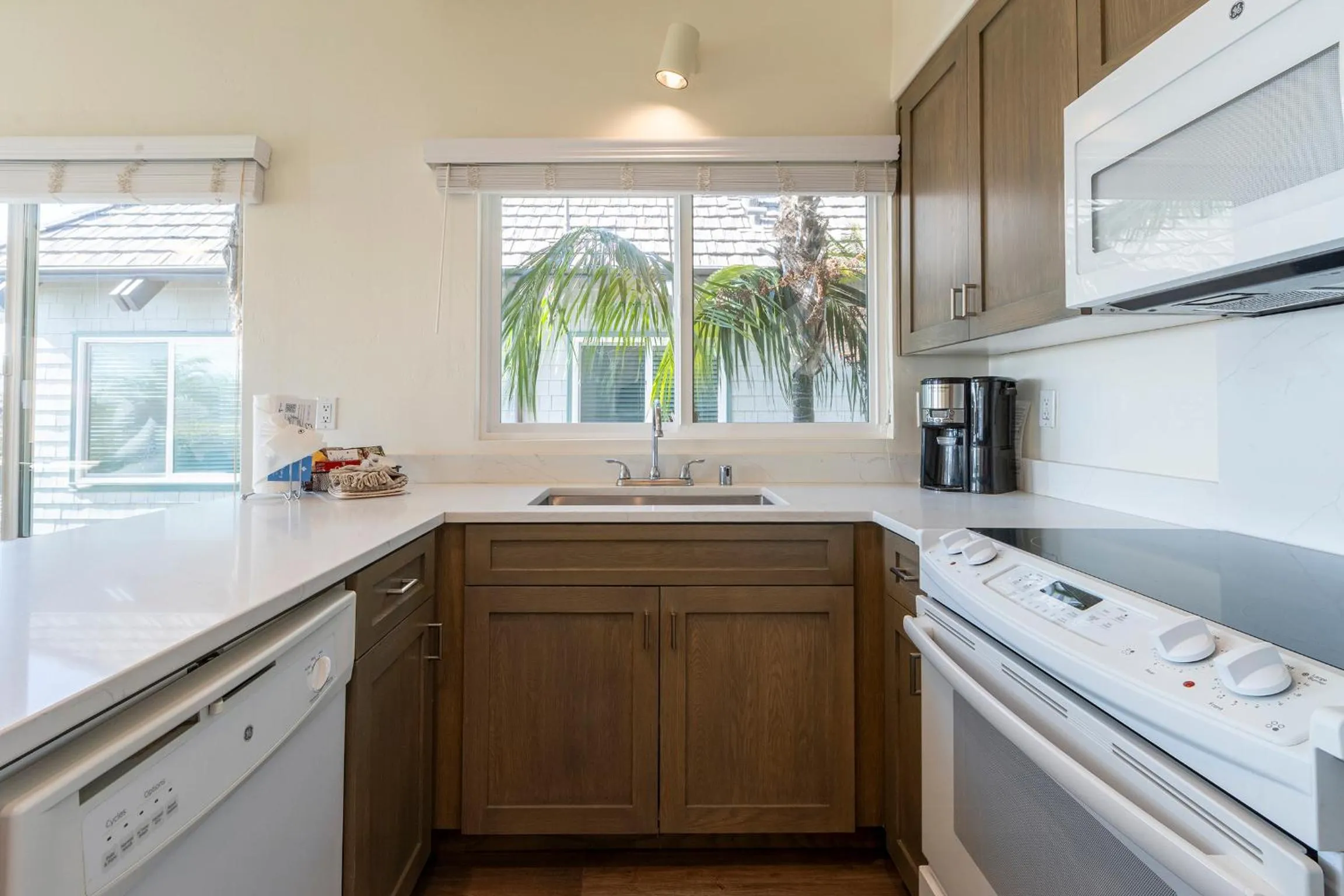 Kitchen or kitchenette in Wave Crest Resort