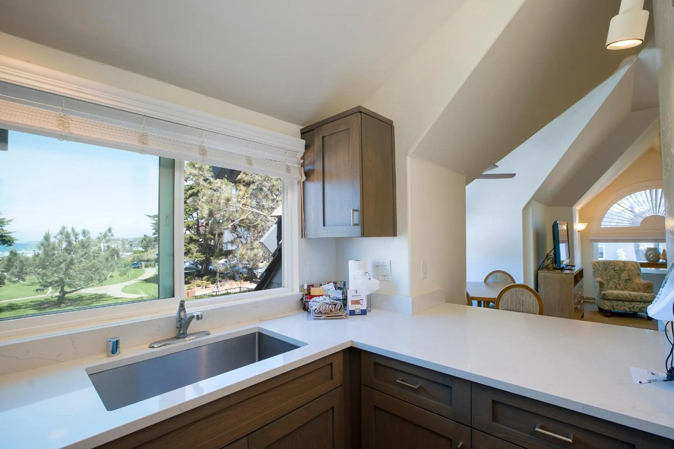 Kitchen or kitchenette in Wave Crest Resort