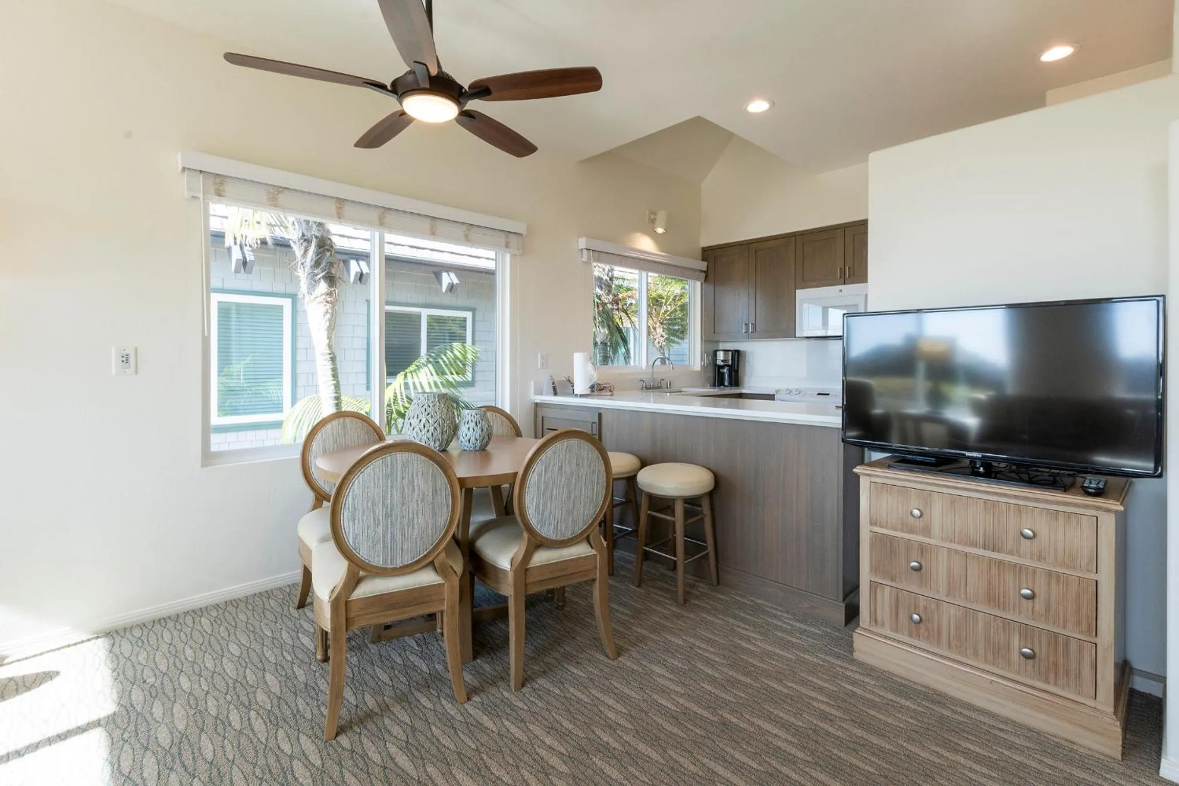 Kitchen or kitchenette in Wave Crest Resort