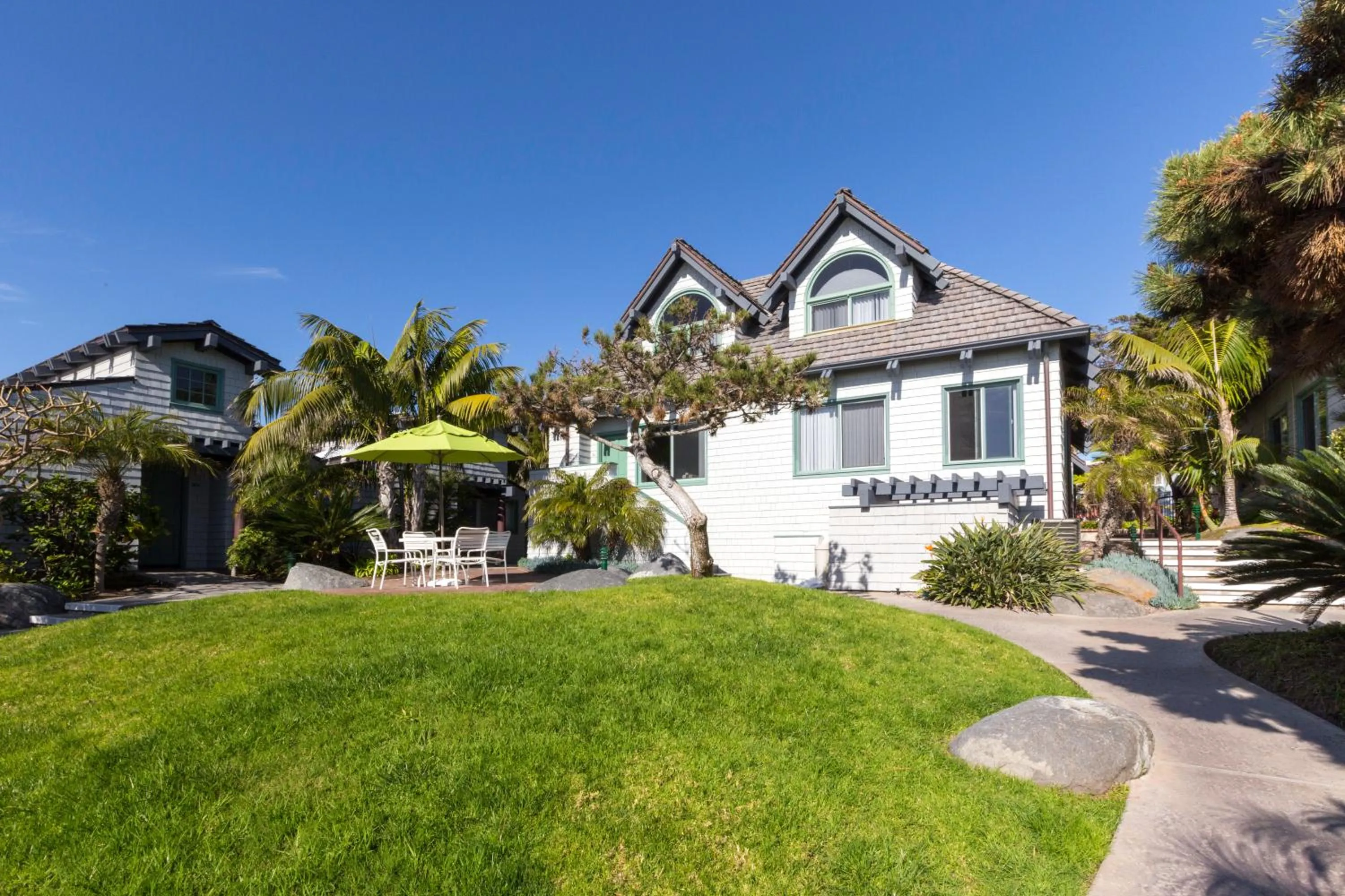 Property building in Wave Crest Resort