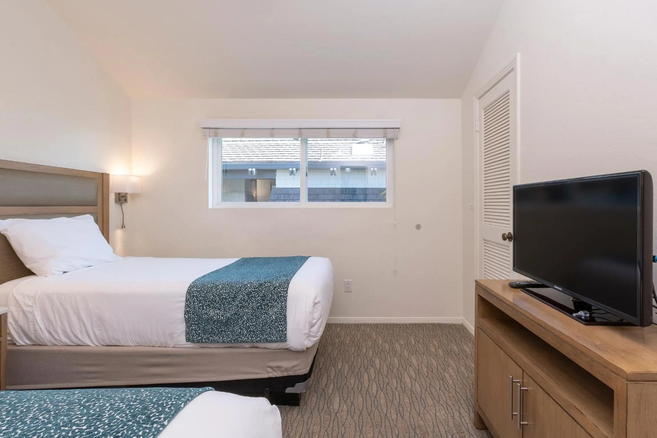 Bedroom, Bed in Wave Crest Resort