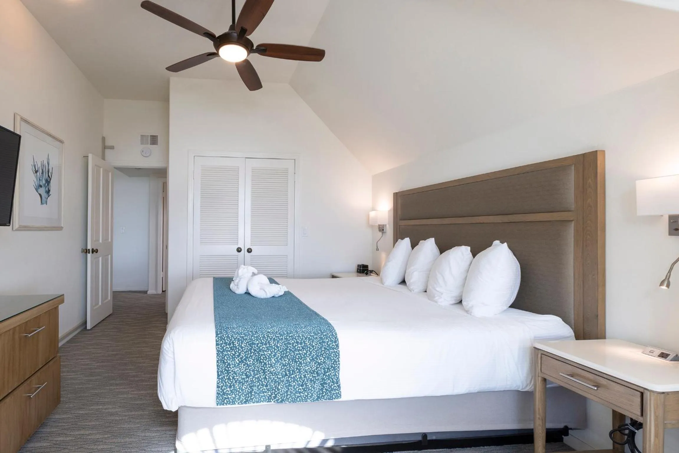 Bedroom, Bed in Wave Crest Resort