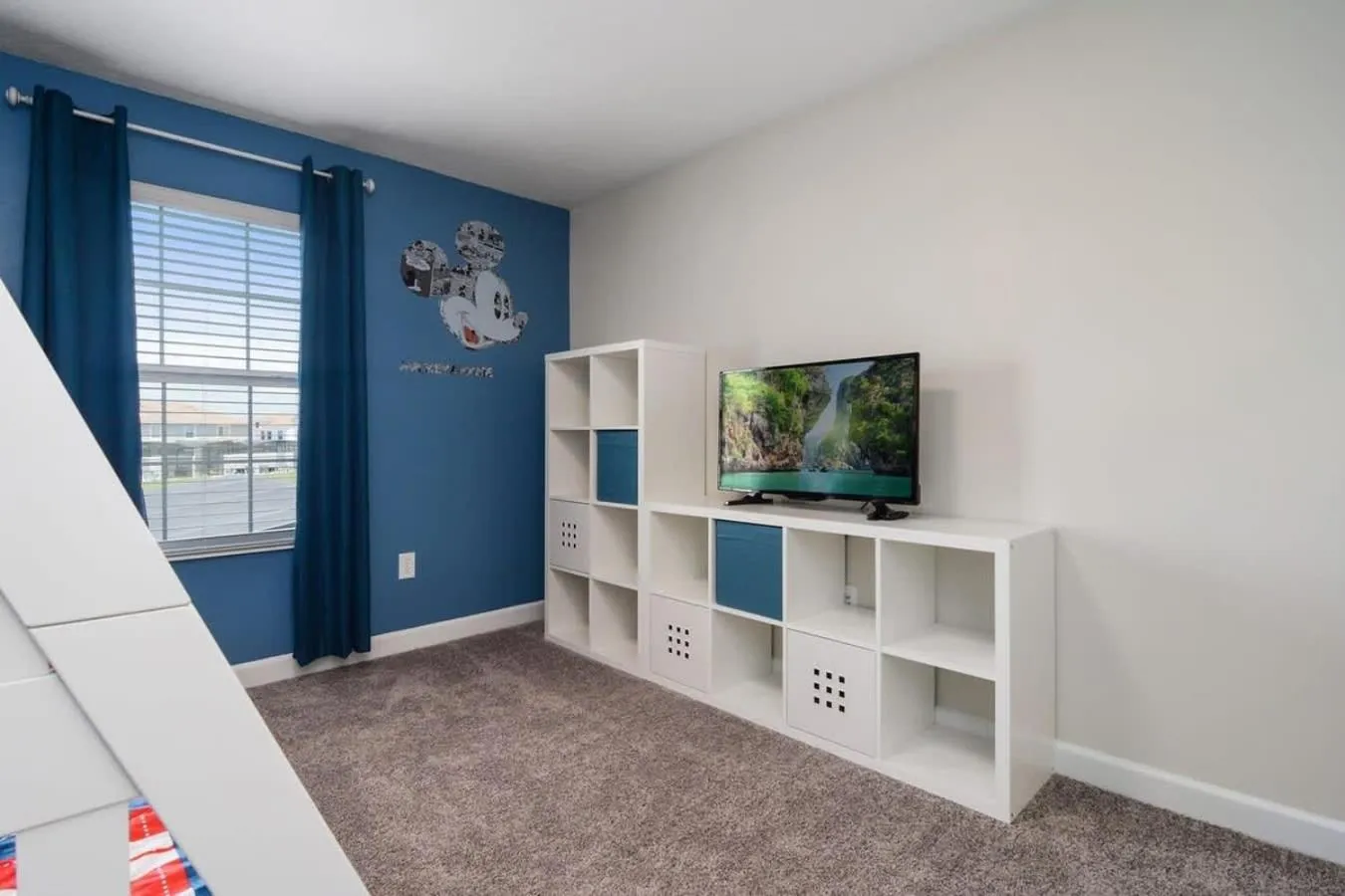 Four Bedrooms with Screen PoolStoreyLake 4910