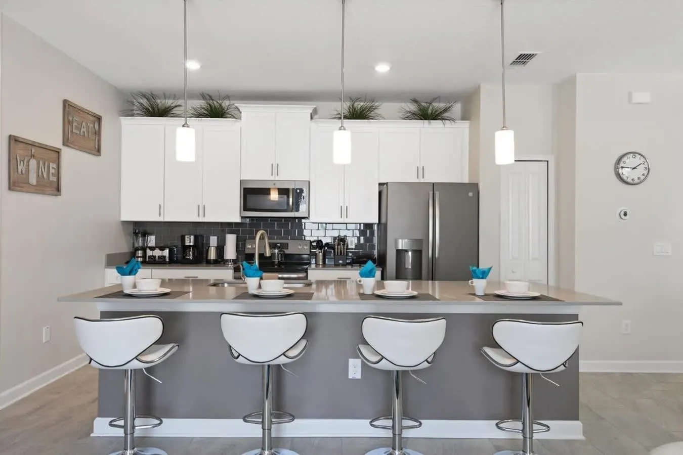 Four Bedrooms with Screen PoolStoreyLake 4910