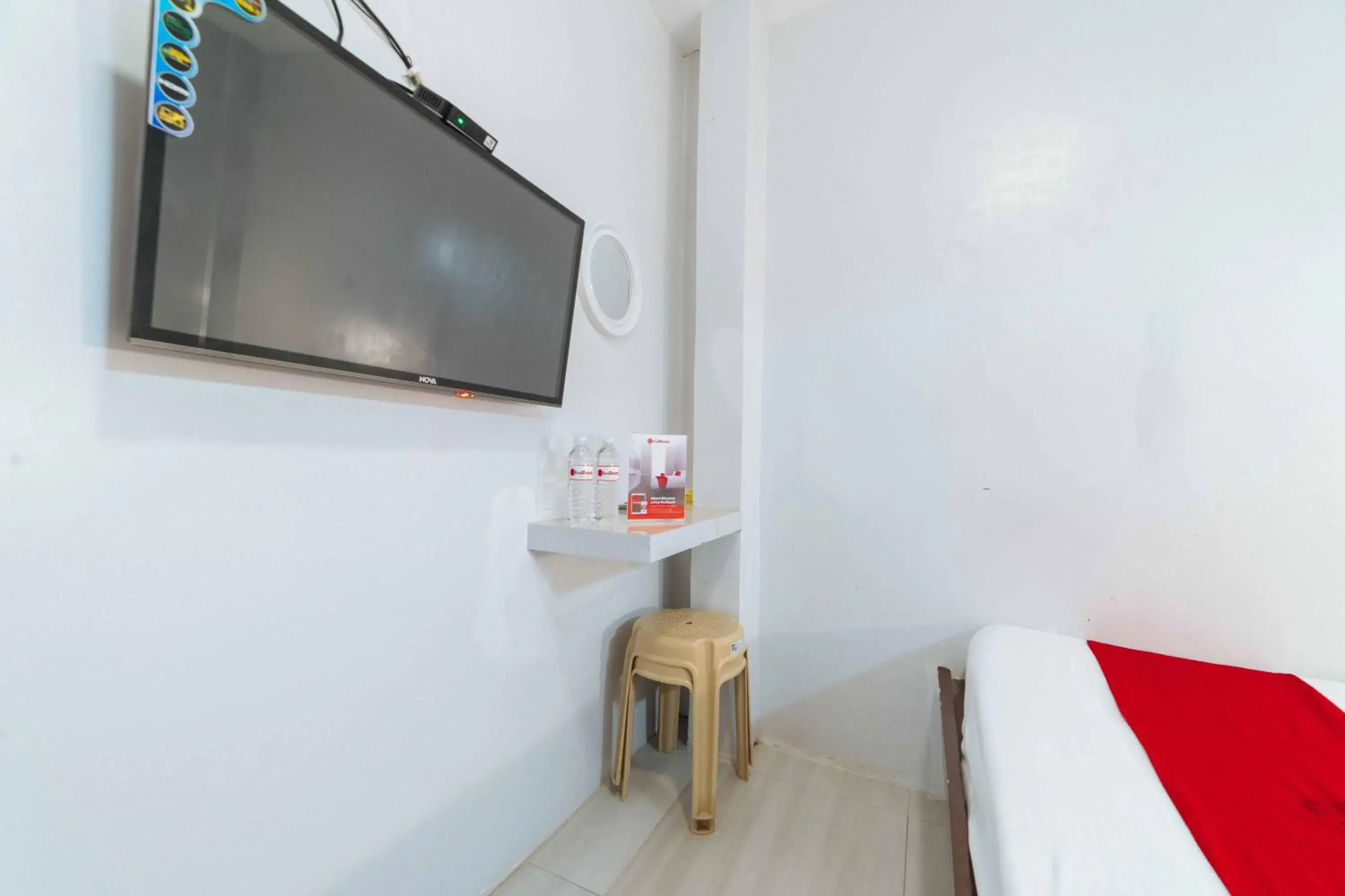 TV and multimedia, Bed in RedDoorz at San Antonio Binan Laguna TV and multimedia, Bed in RedDoorz at San Antonio Binan Laguna