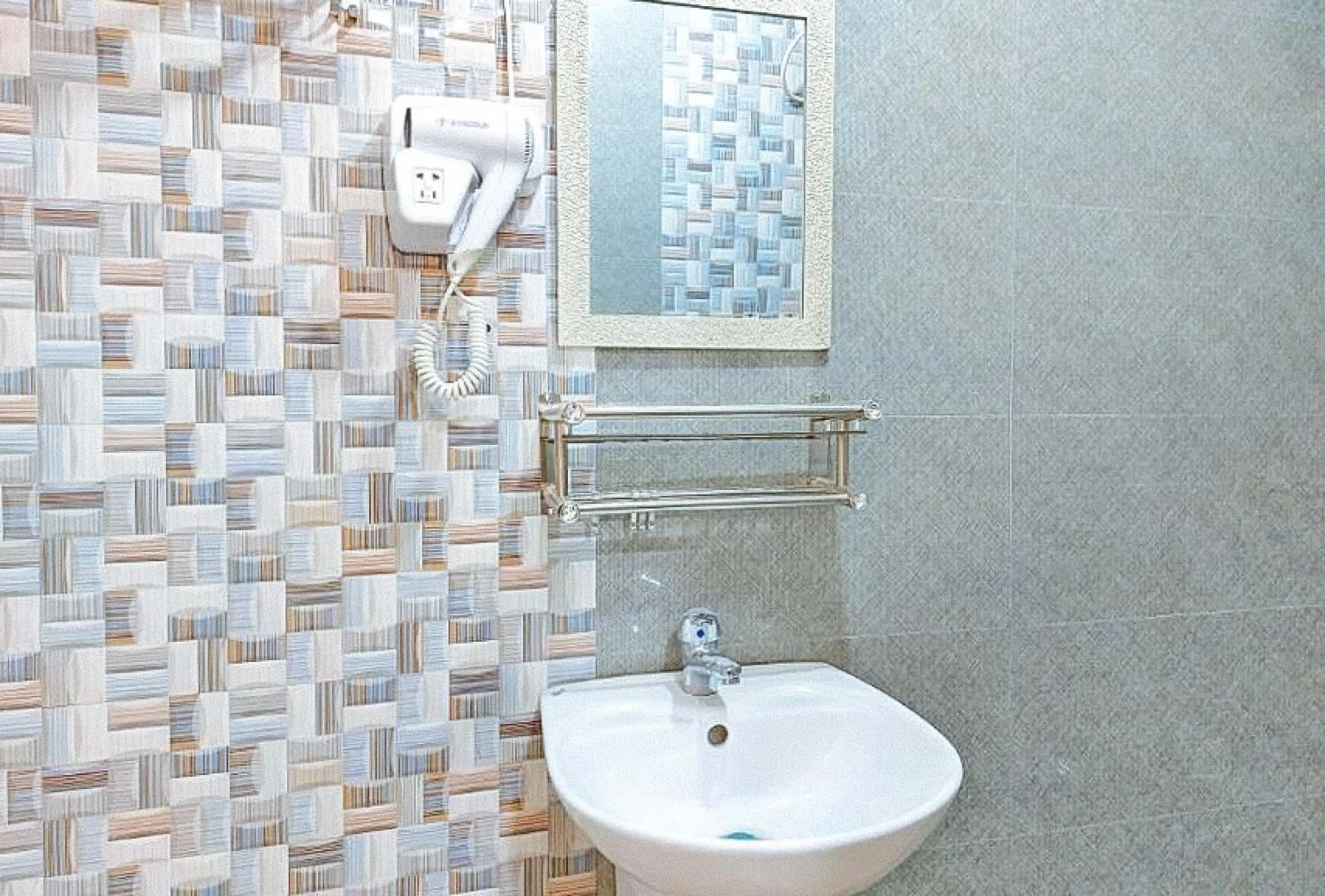 Shower in RedDoorz at San Antonio Binan Laguna