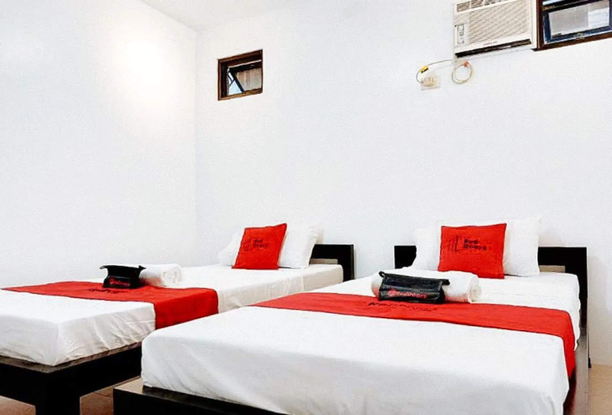 Bed in RedDoorz at San Antonio Binan Laguna Bed in RedDoorz at San Antonio Binan Laguna