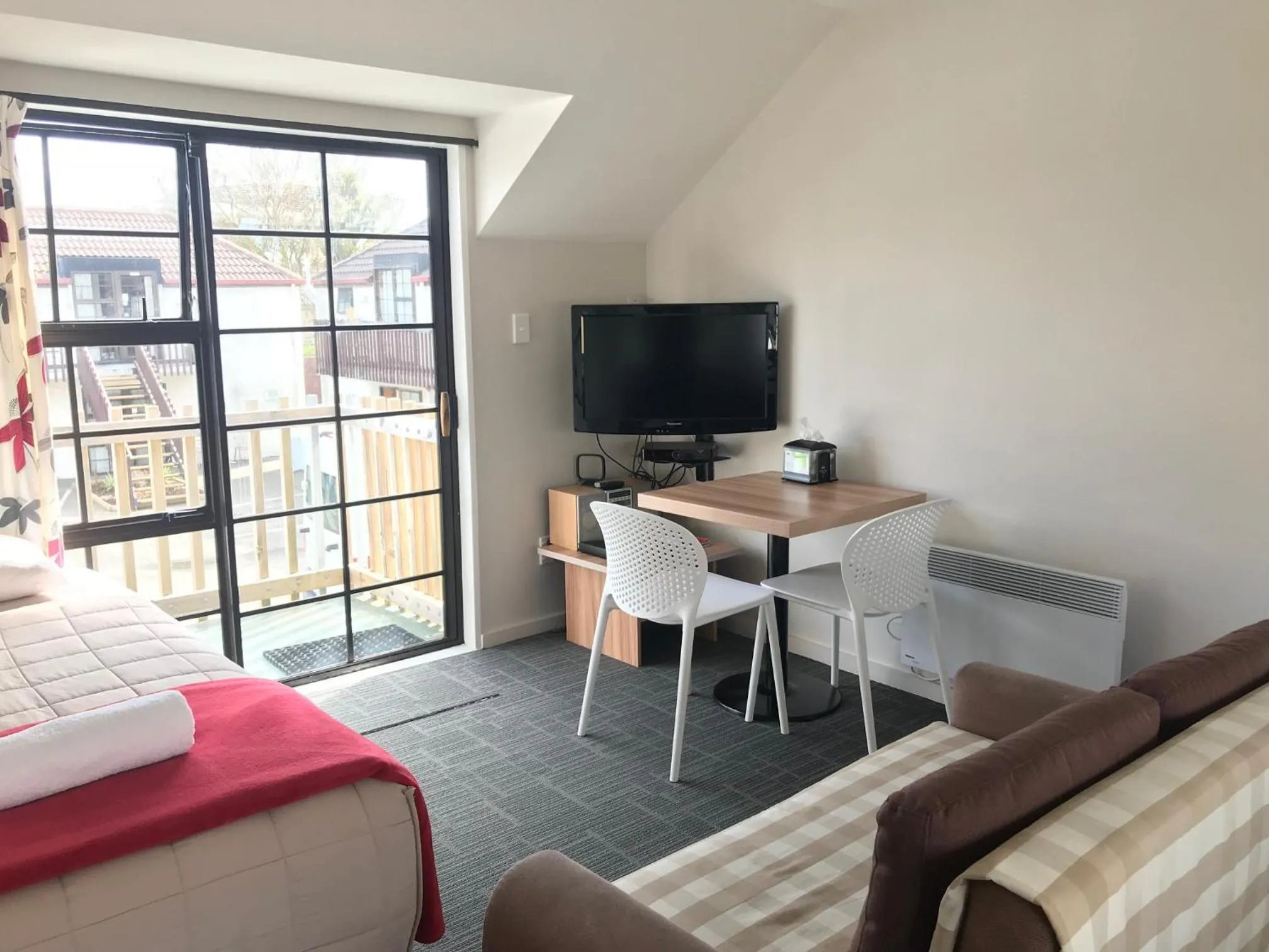 Communal lounge/ TV room, Bed in Southern Comfort Motel