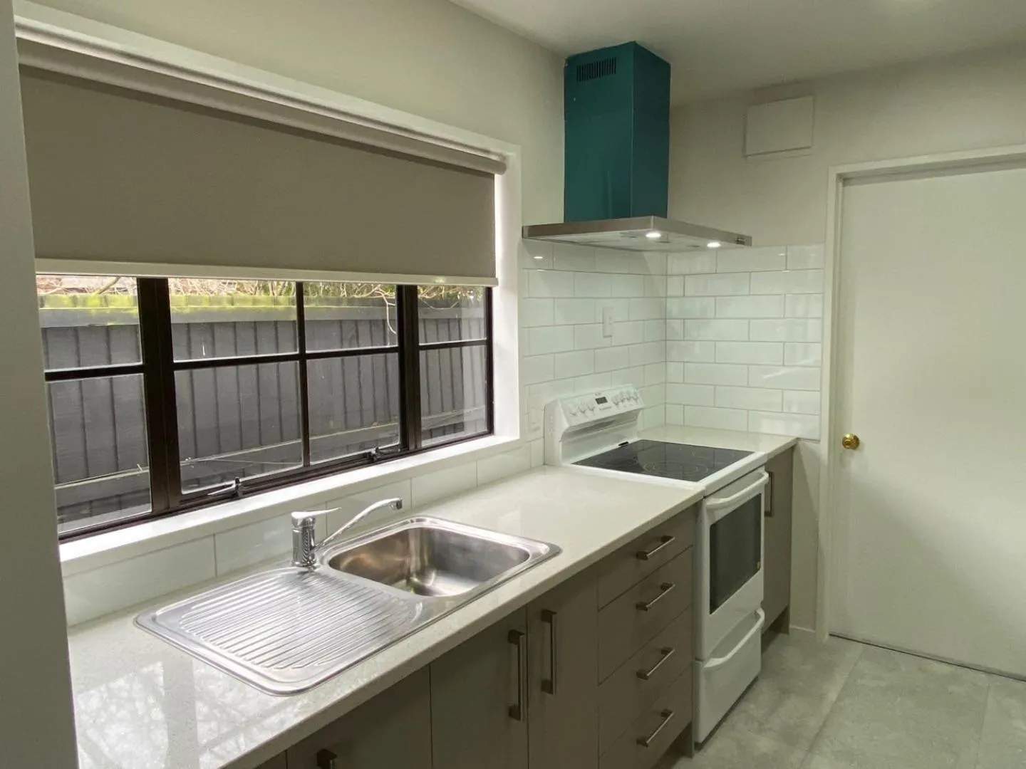 Kitchen or kitchenette in Southern Comfort Motel