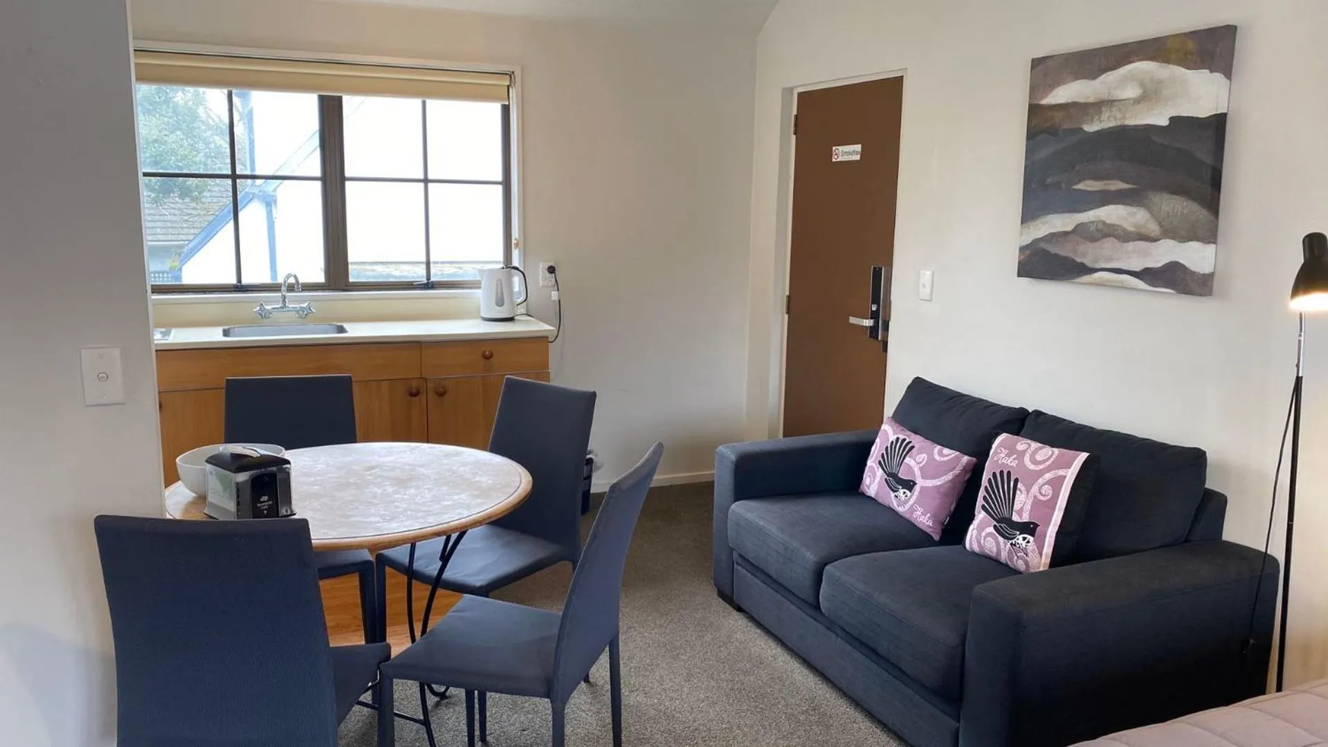 Kitchen or kitchenette in Southern Comfort Motel