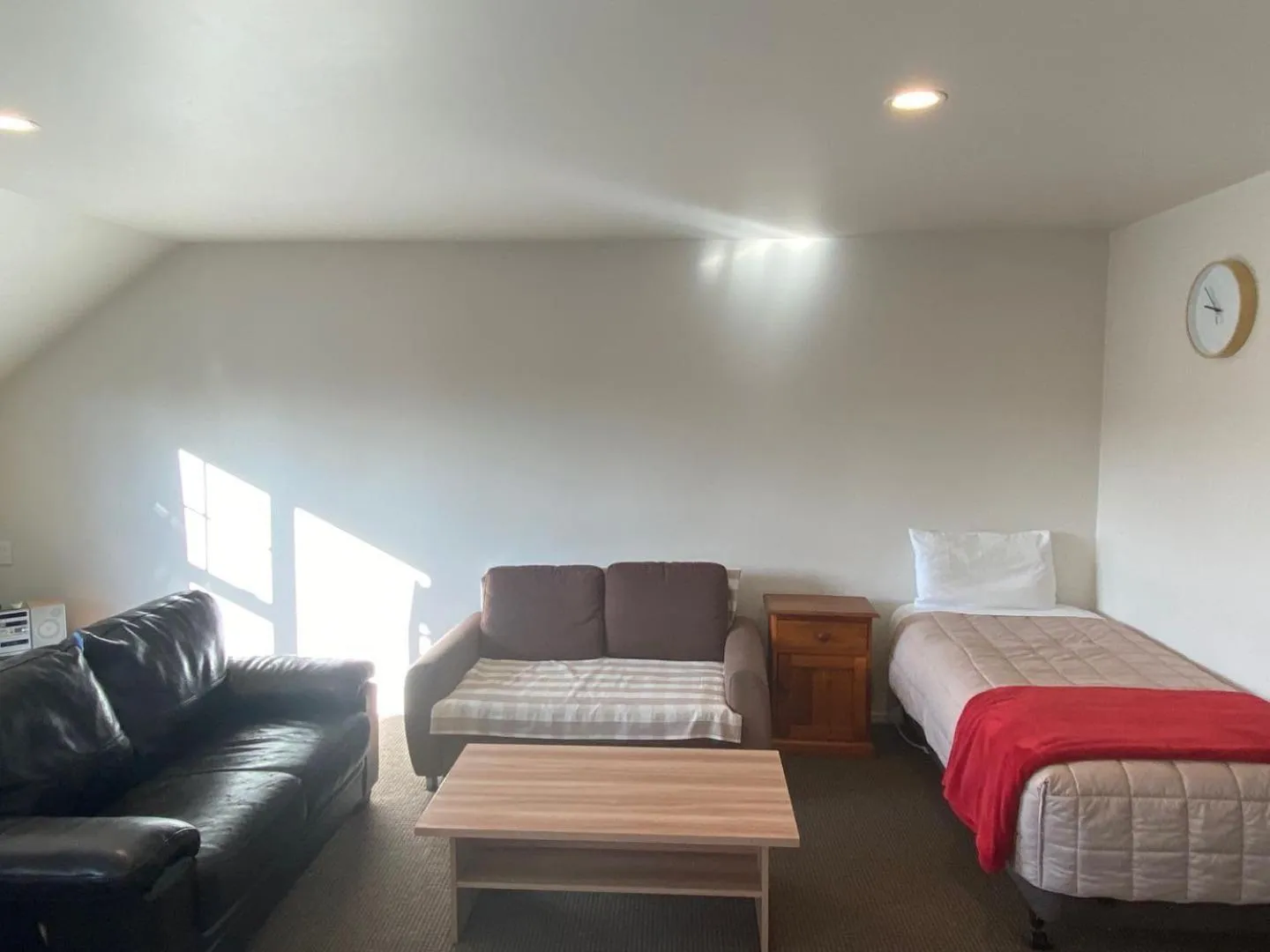 Living room, Bed in Southern Comfort Motel