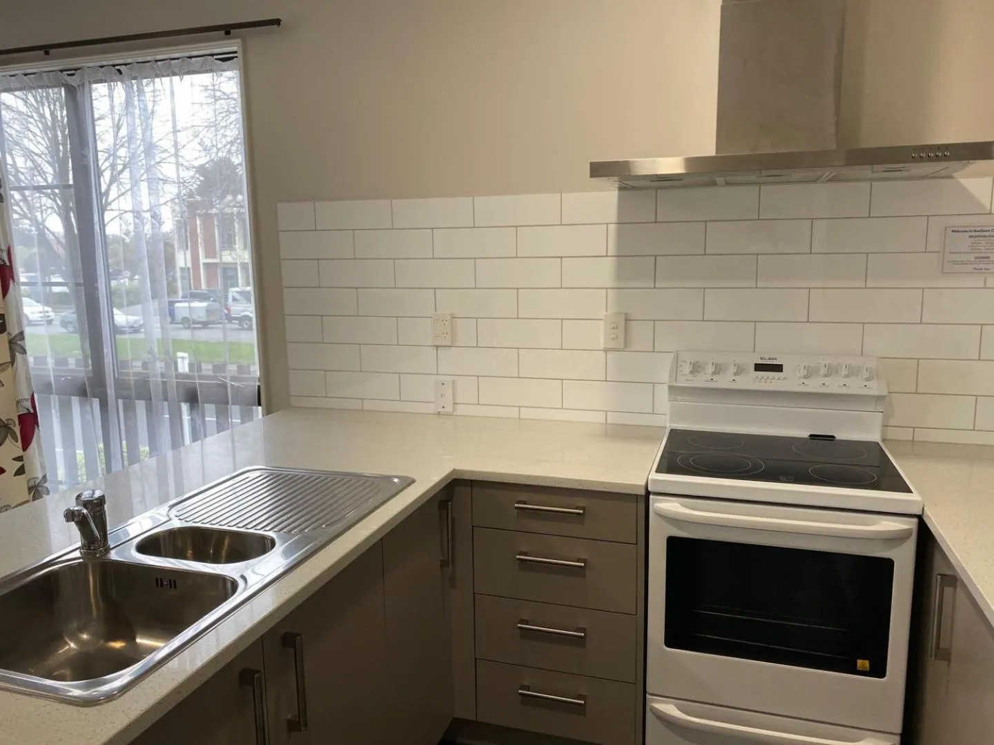 Kitchen or kitchenette in Southern Comfort Motel