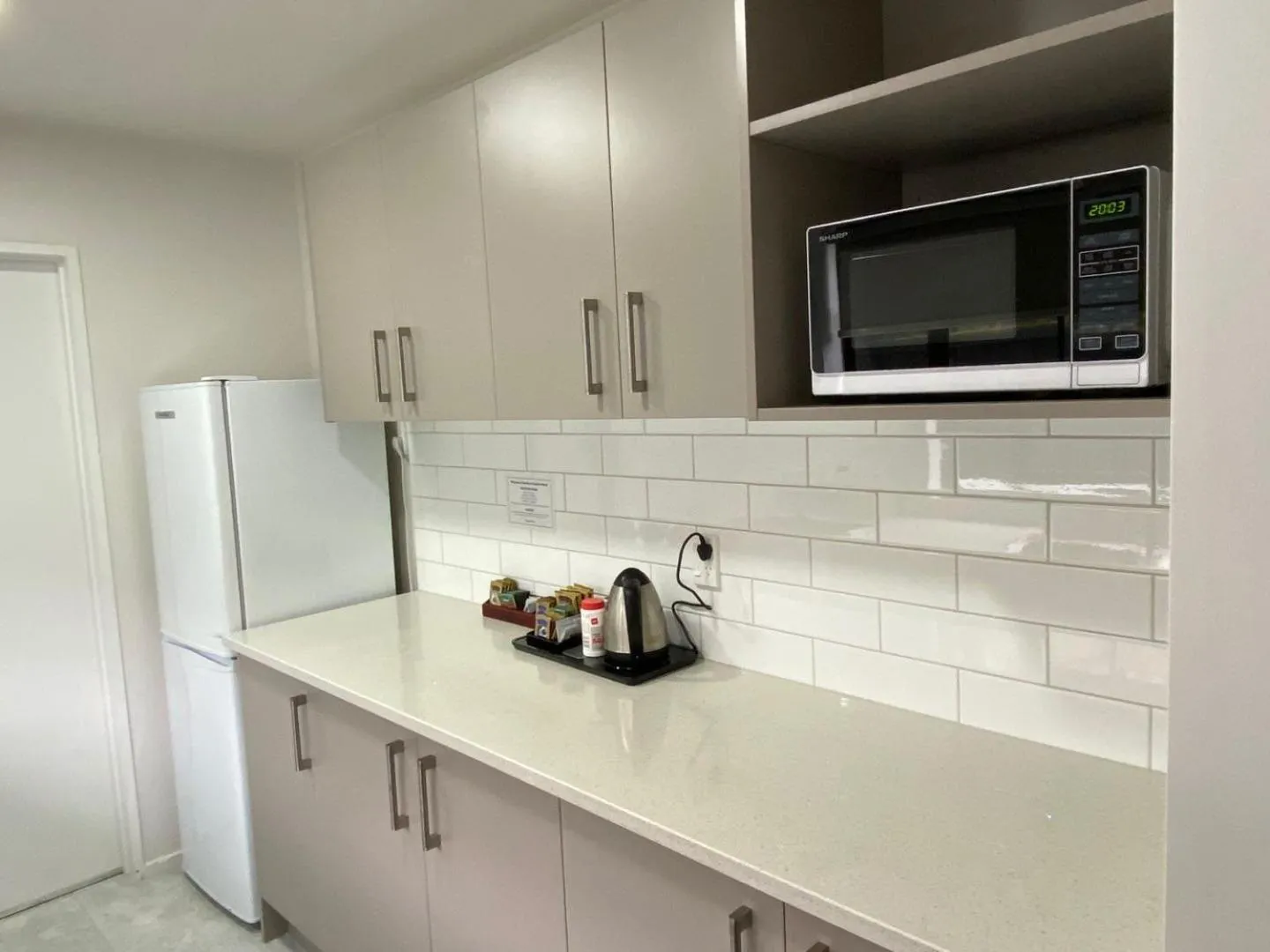 Kitchen or kitchenette in Southern Comfort Motel