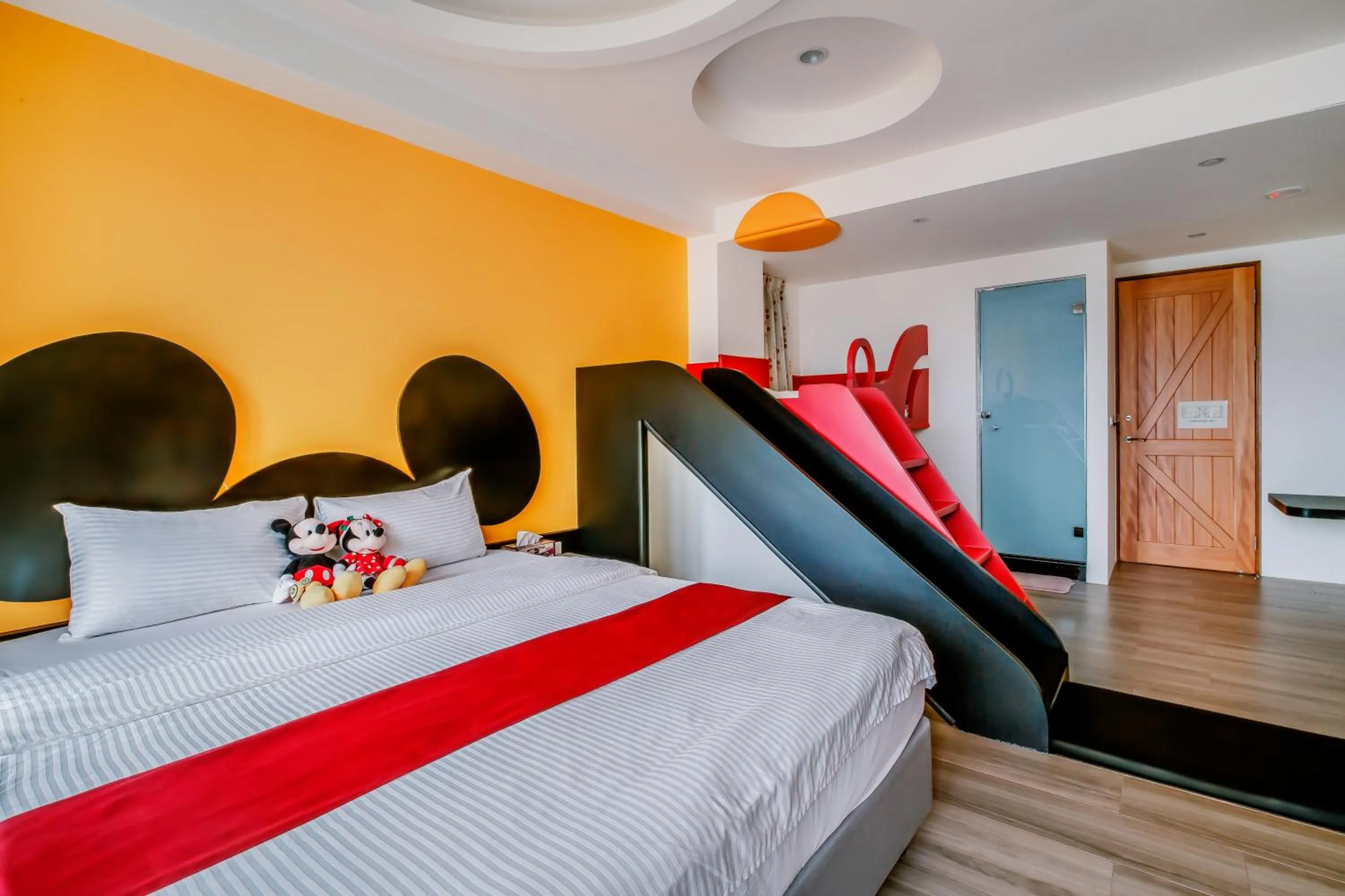 Decorative detail, Bed in Party of the Ocean B&B