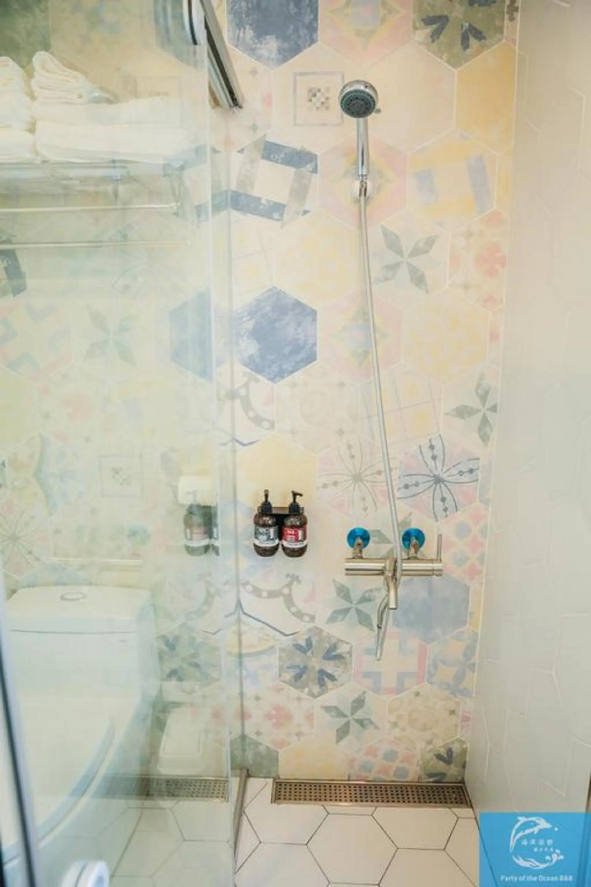 Shower in Party of the Ocean B&B