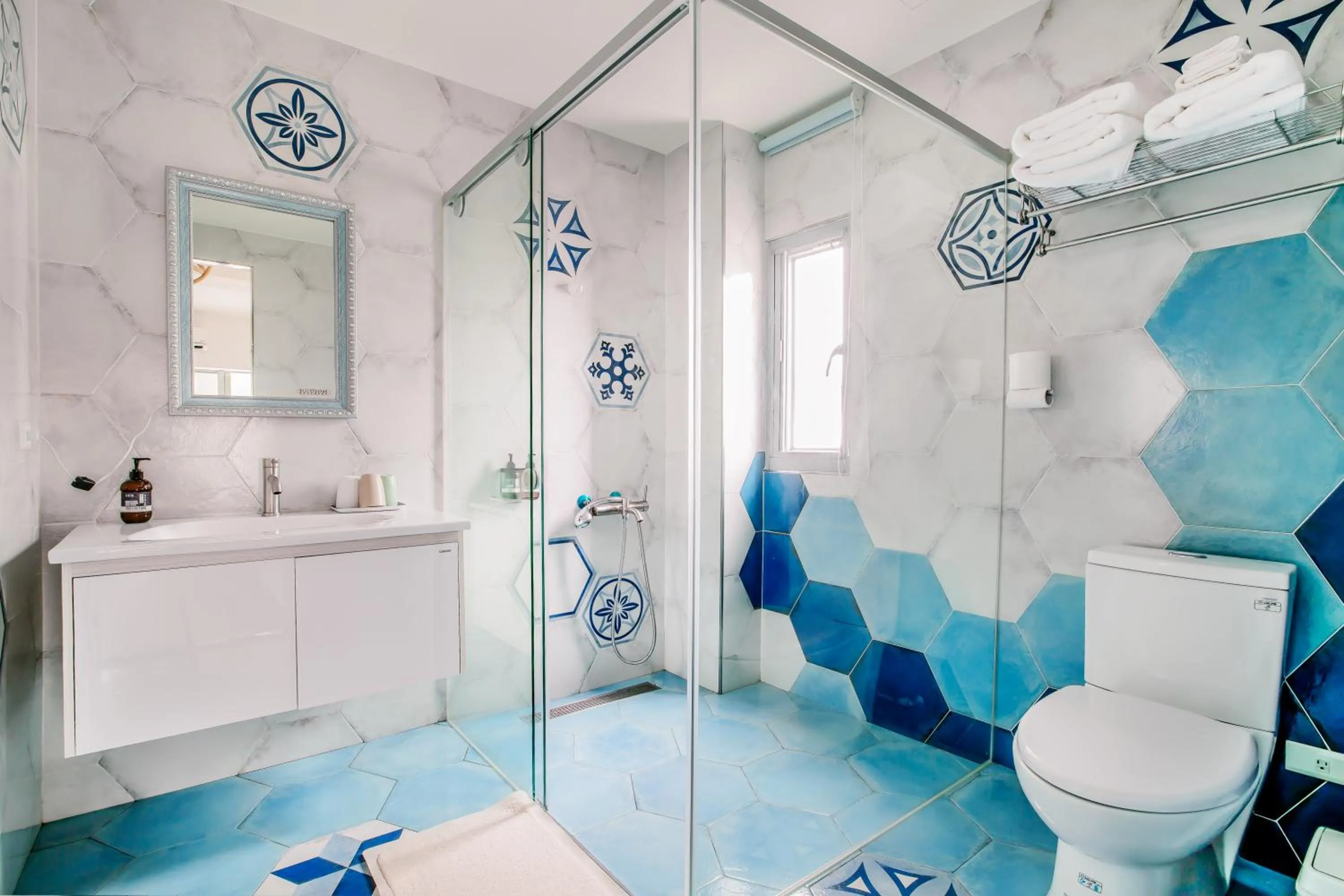 Shower in Party of the Ocean B&B