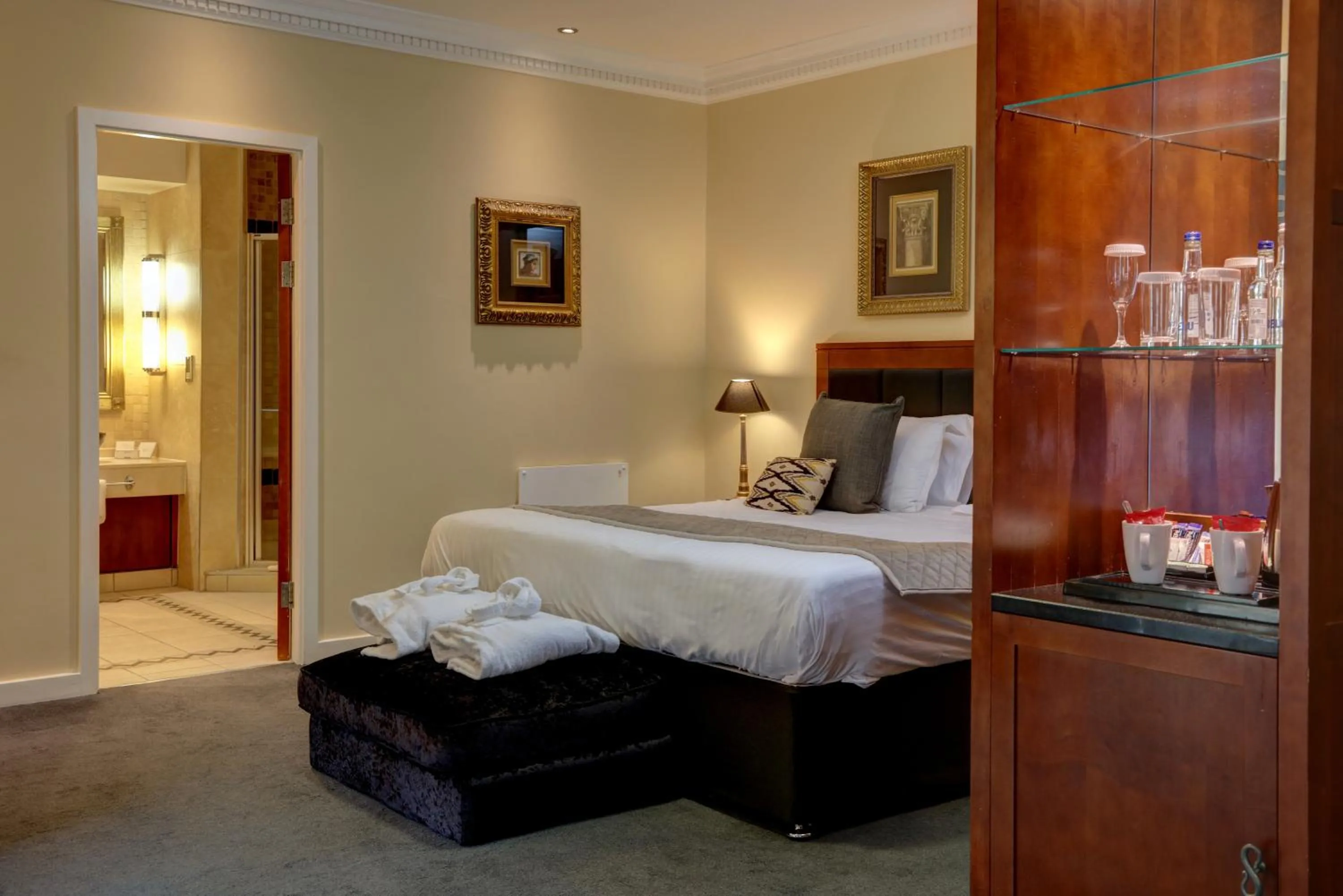 Bed in Wild Pheasant Hotel & Spa