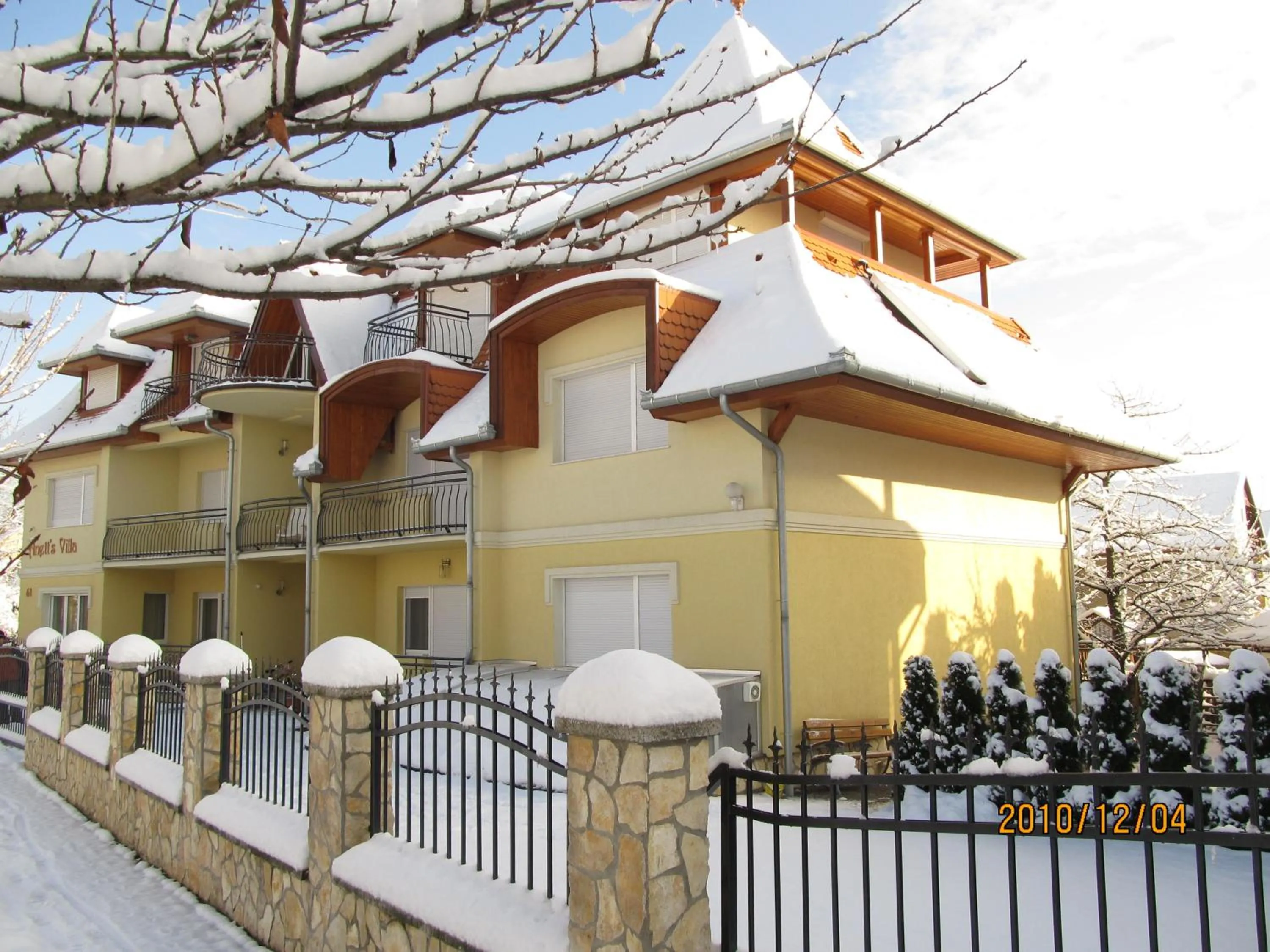 Facade/entrance in Anett Villa