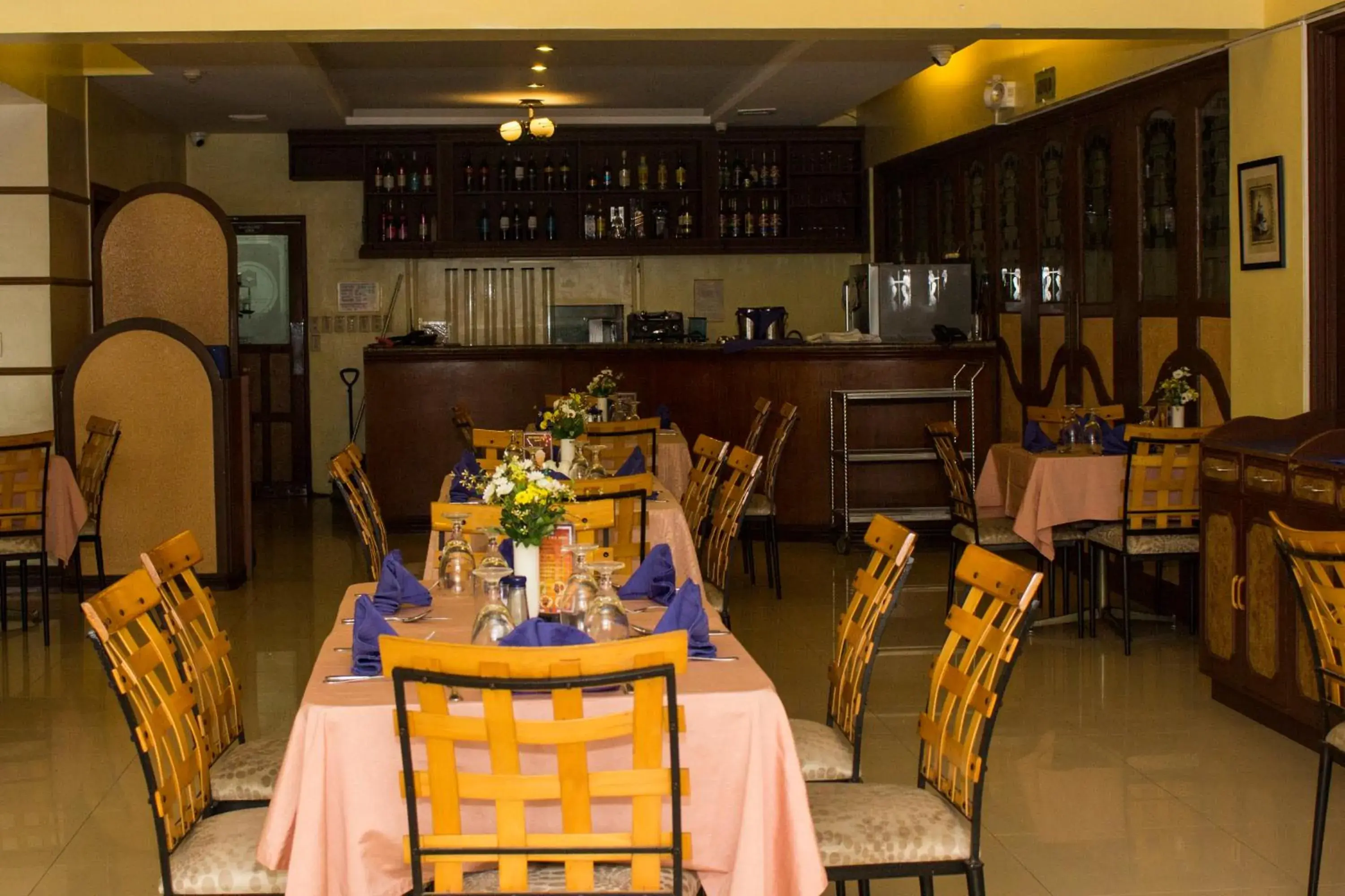 Restaurant/places to eat in Crown Royale Hotel Restaurant/places to eat in Crown Royale Hotel