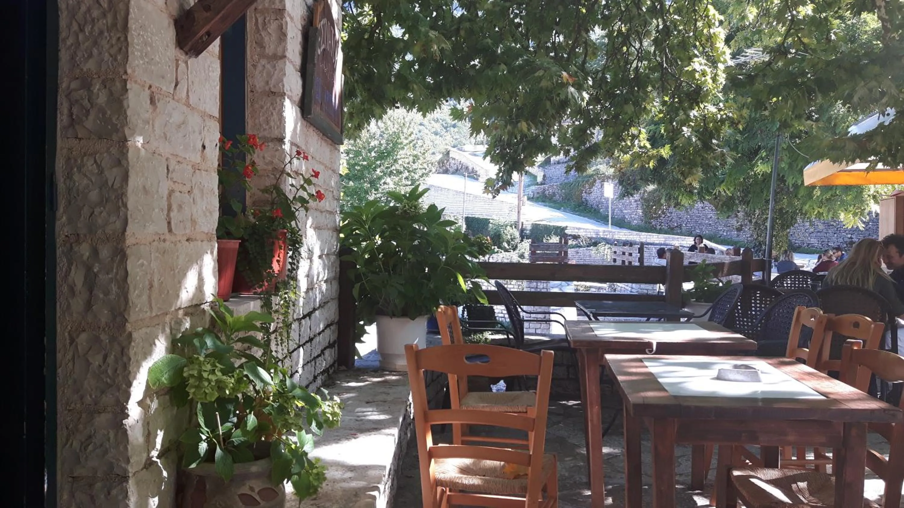 Restaurant/places to eat in Artsistas Houses