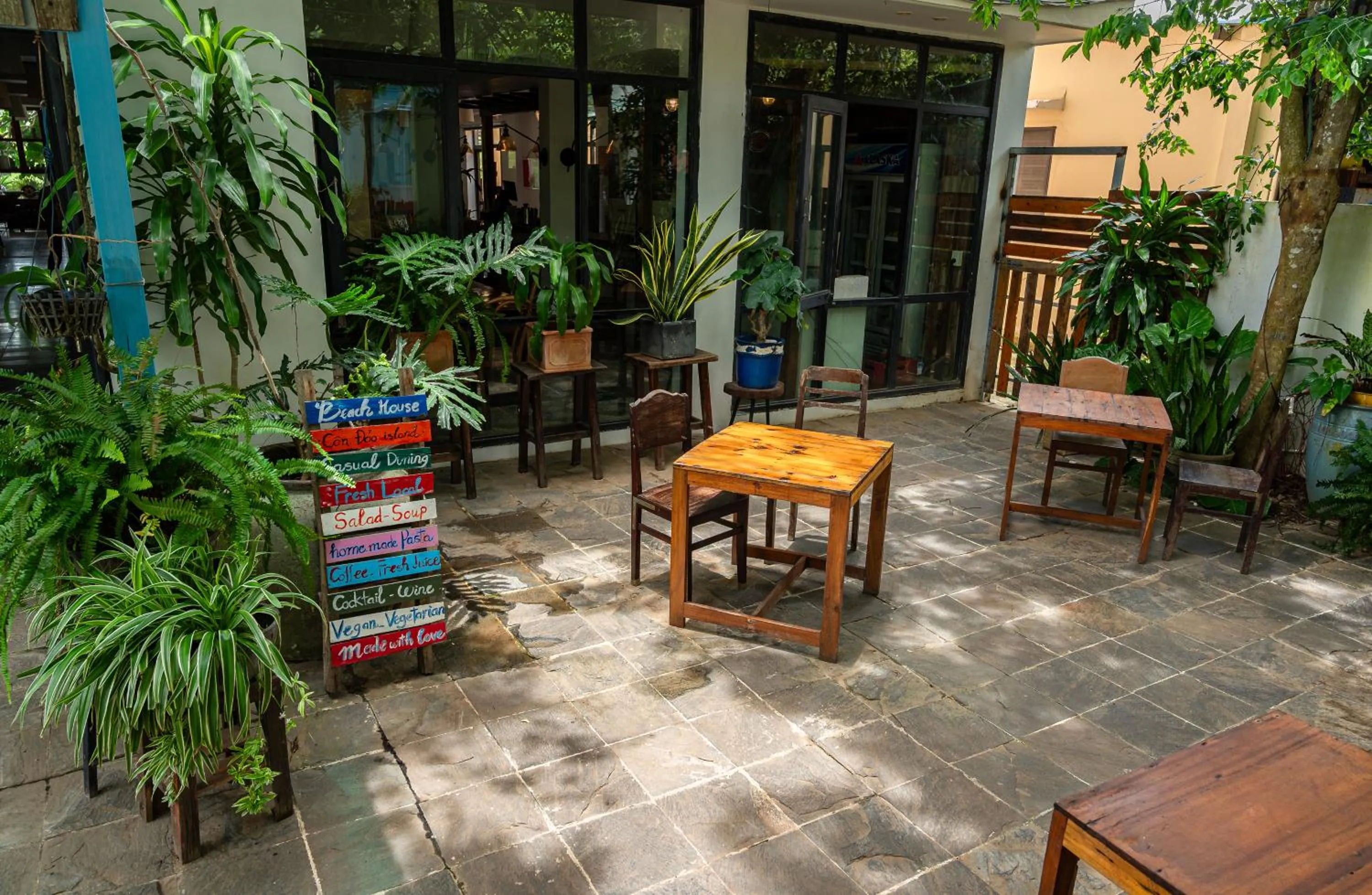 Restaurant/places to eat in Hotel De Condor