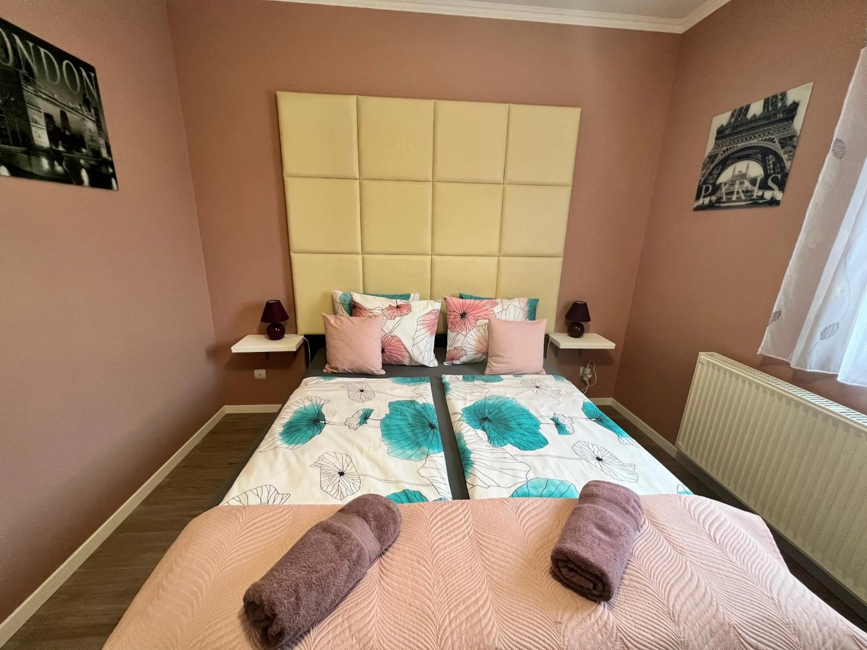 Bed in Dorina Wellness Apartman