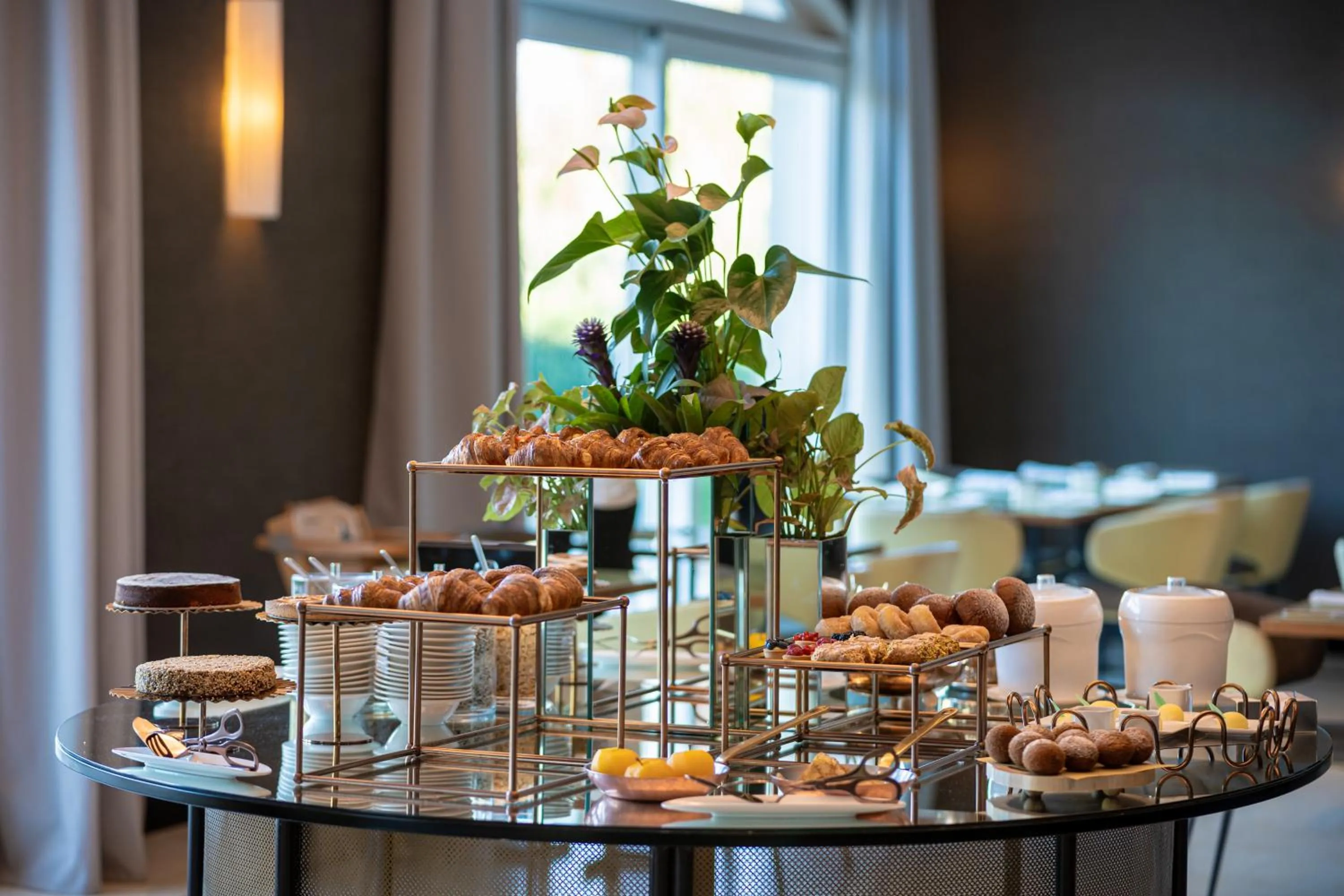 Buffet breakfast in Villa Neri Resort & Spa