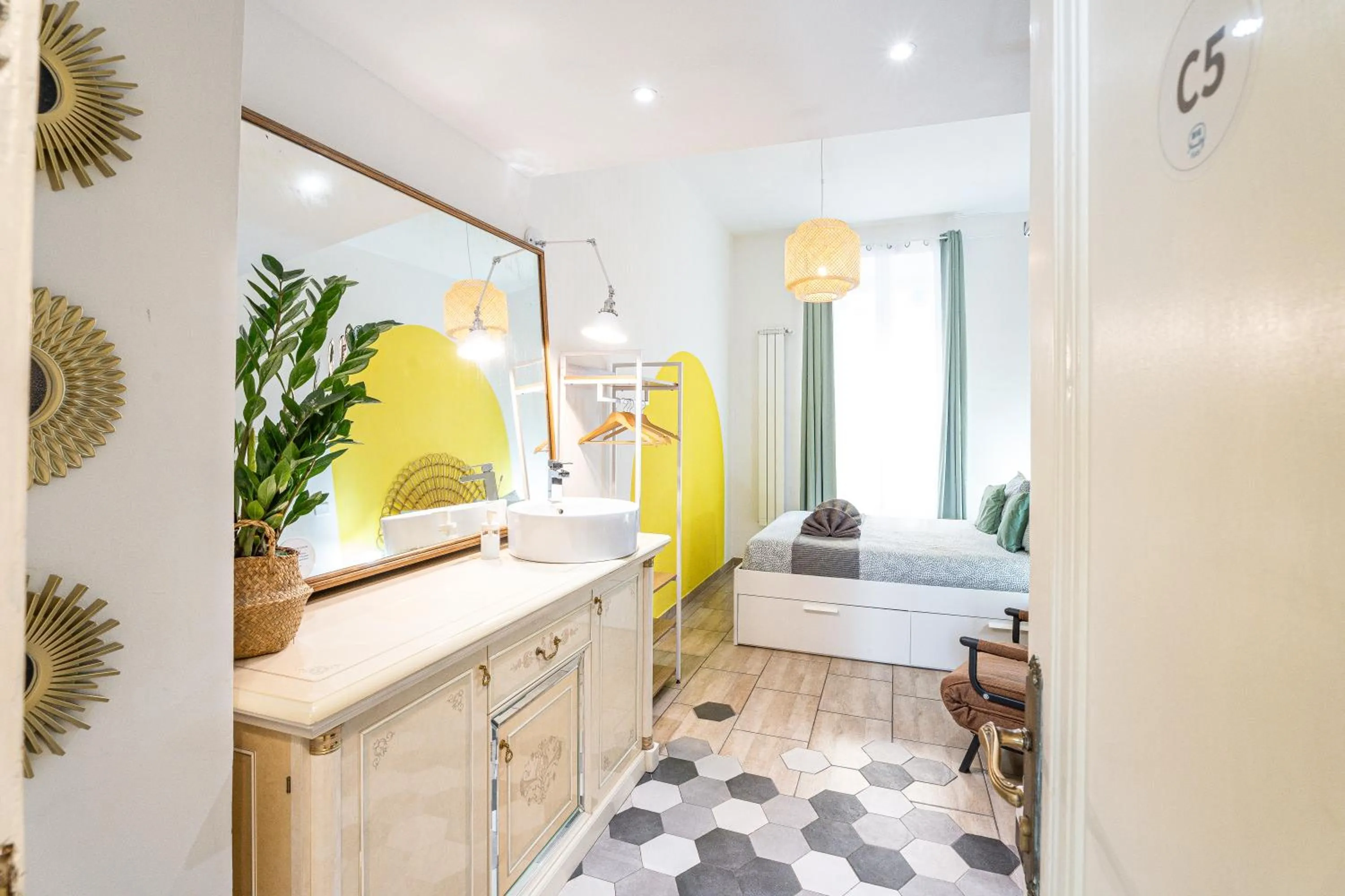 Shower, Bed in BigFamilyRome - Testaccio Riverside