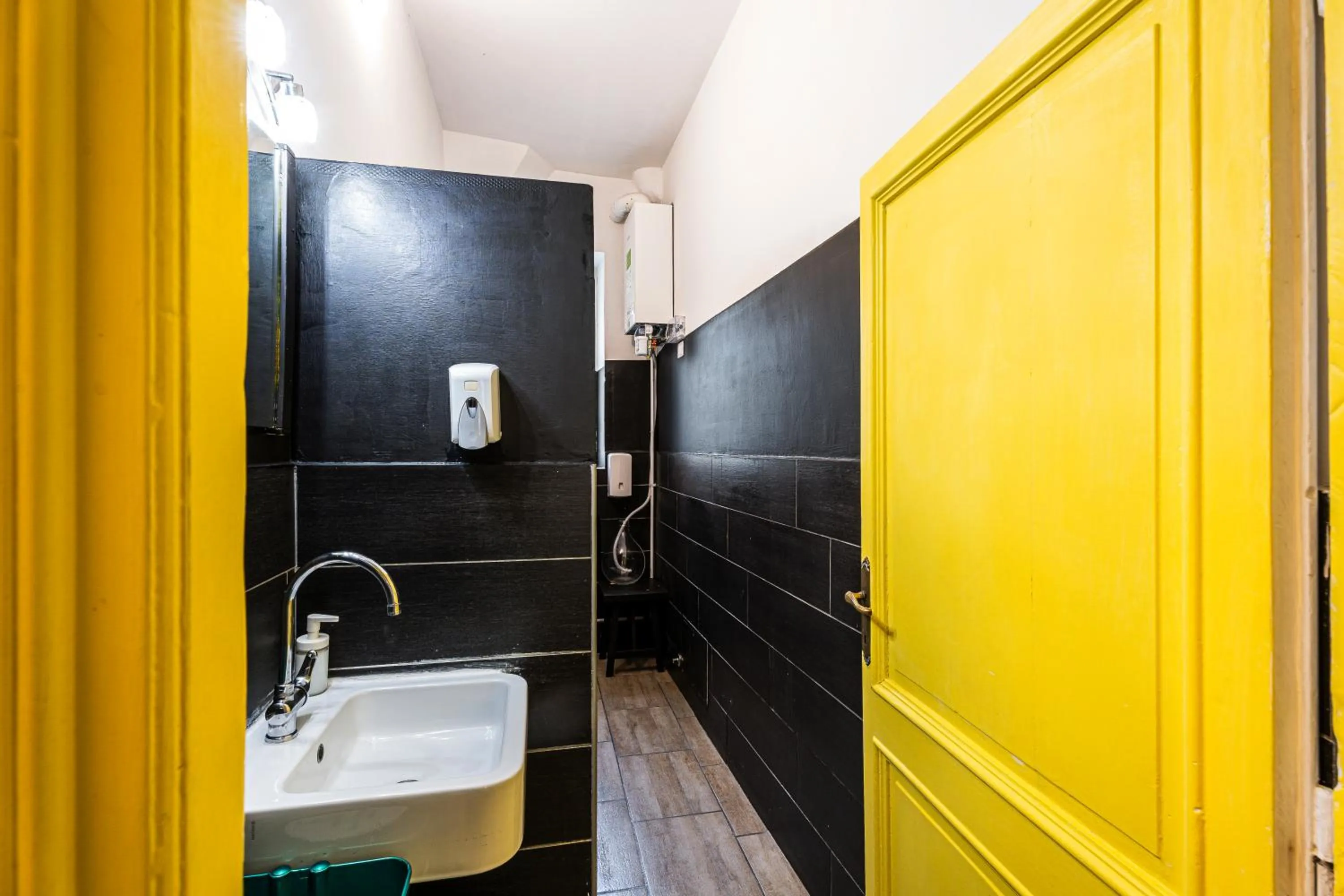 Shower in BigFamilyRome - Testaccio Riverside