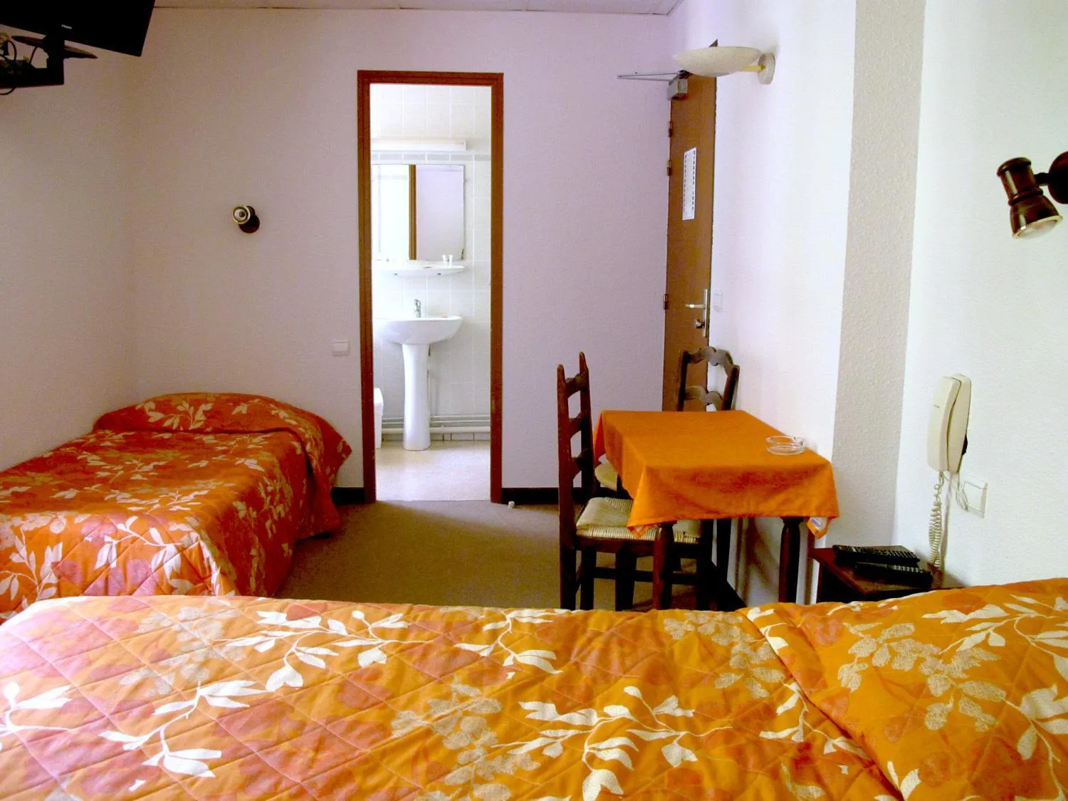 Bed in Hotel Restaurant - Acacias Bellevue