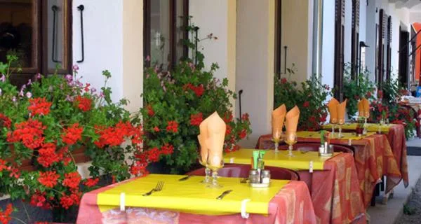 Restaurant/places to eat in Hotel Restaurant - Acacias Bellevue