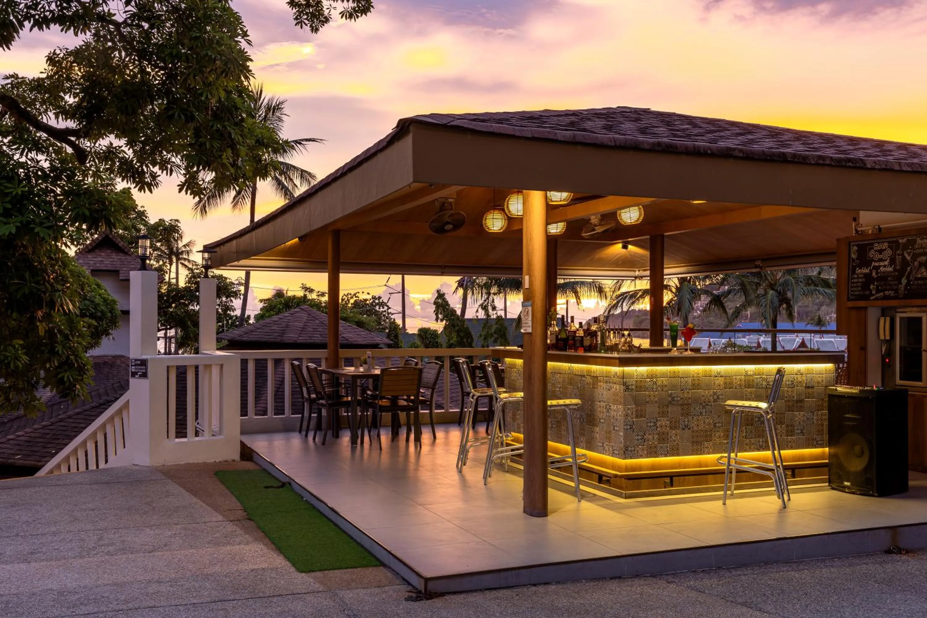 Lounge or bar in Patong Lodge Hotel - Thailand's Green Hotel Plus